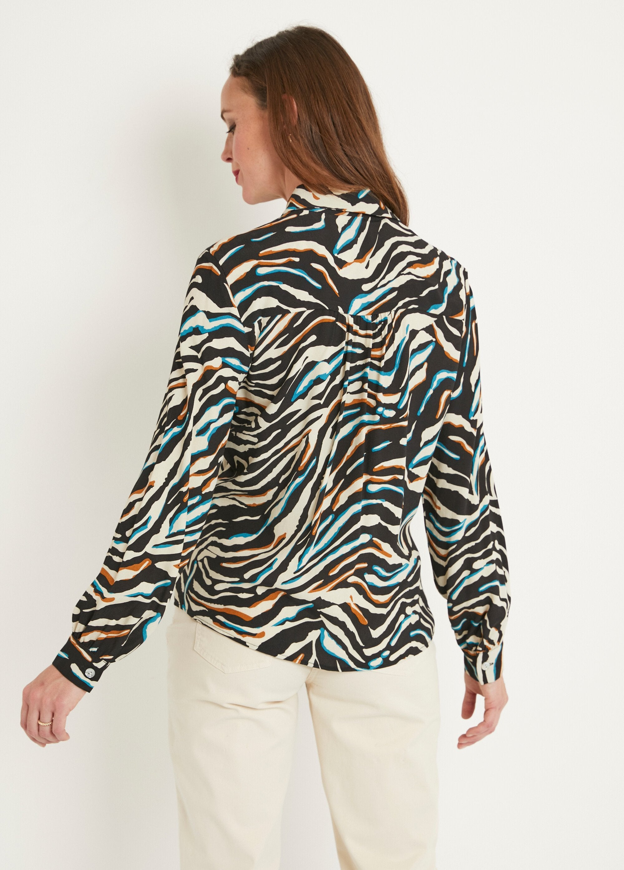 Lange_blouse_met_zebraprint_en_knoopsluiting_Noir_et_bleu_DO1_slim