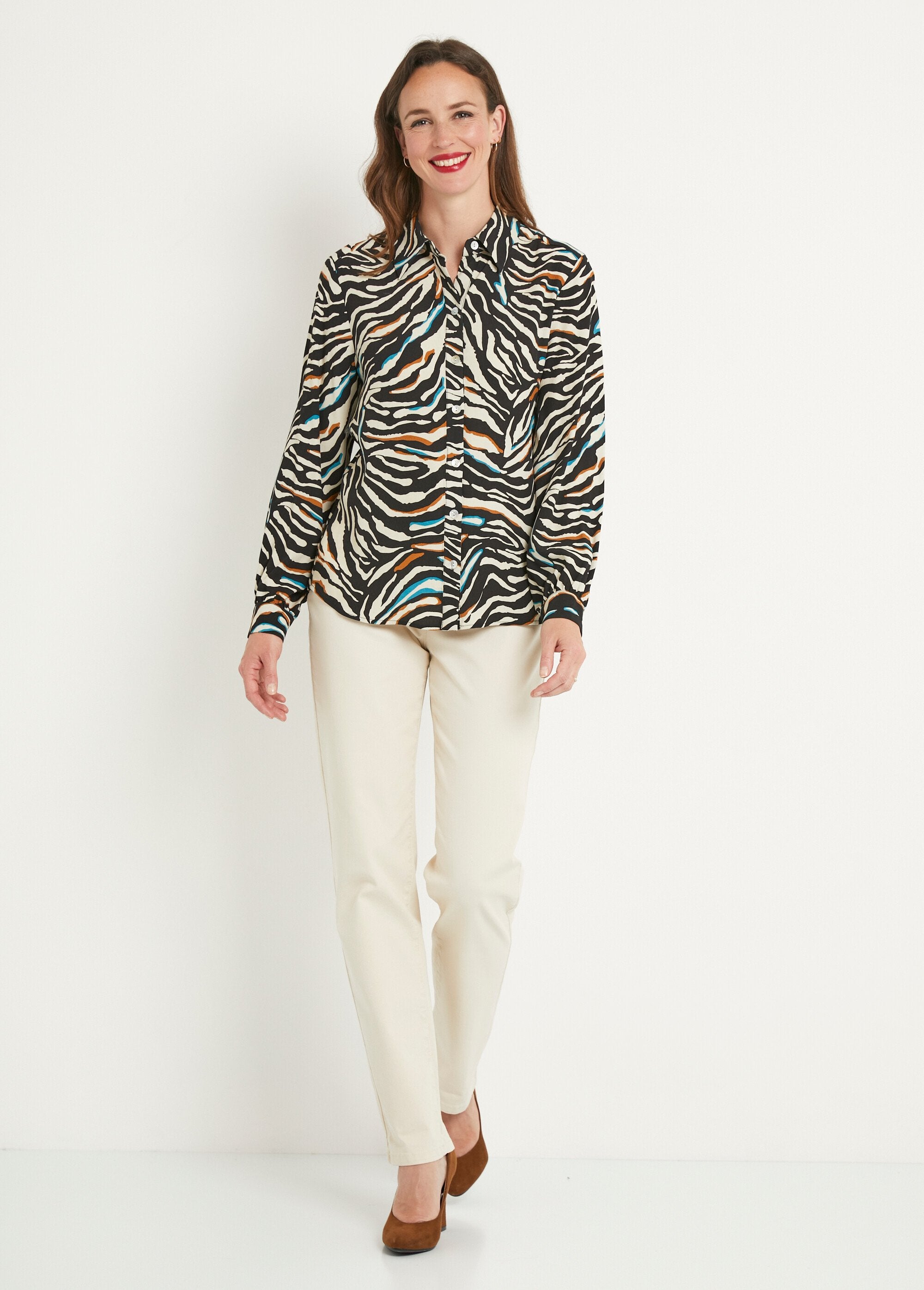 Lange_blouse_met_zebraprint_en_knoopsluiting_Noir_et_bleu_SF1_slim