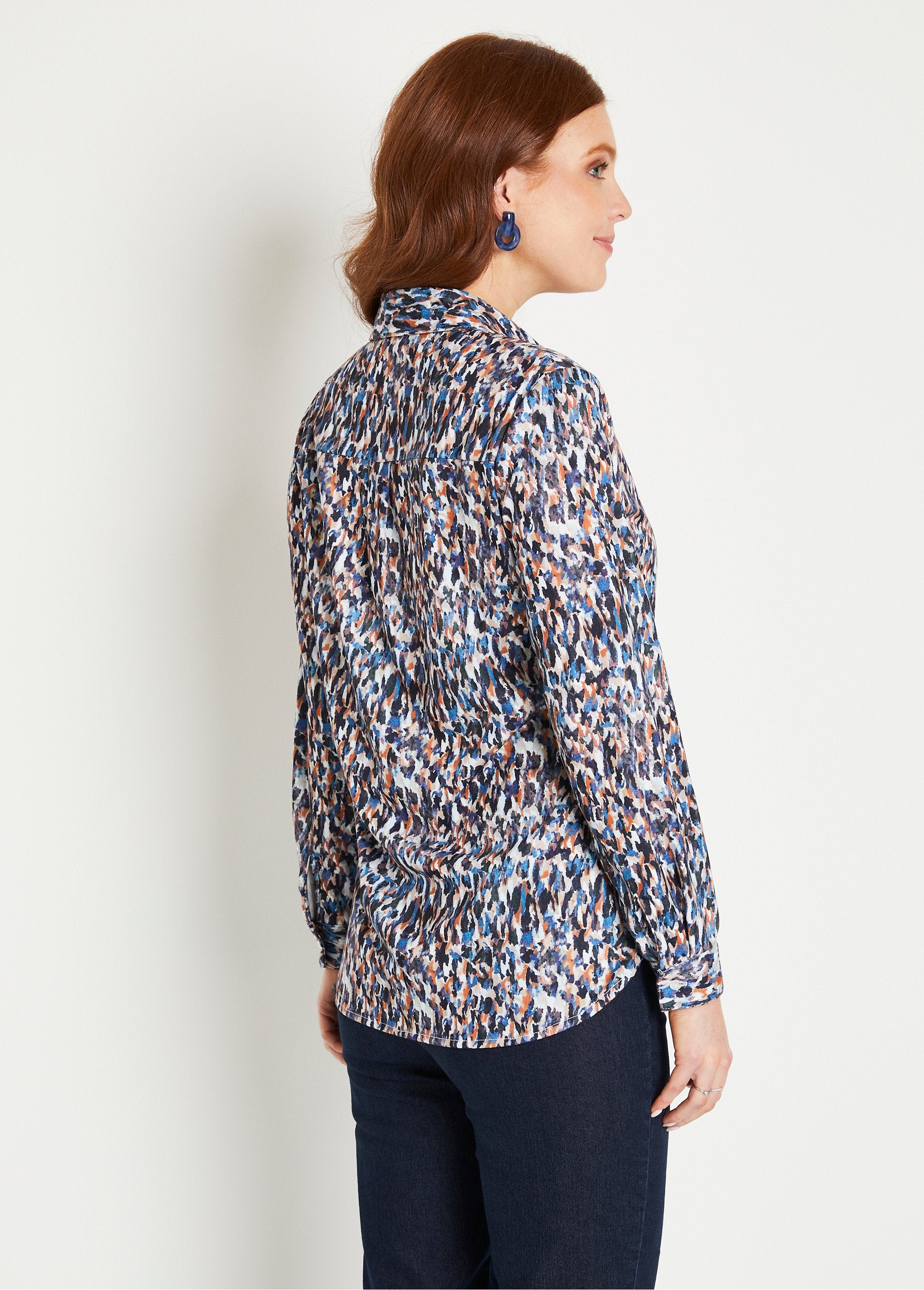 Lange_blouse_met_knoopsluiting_in_warm_grafisch_breisel_Bleu_DO1_slim