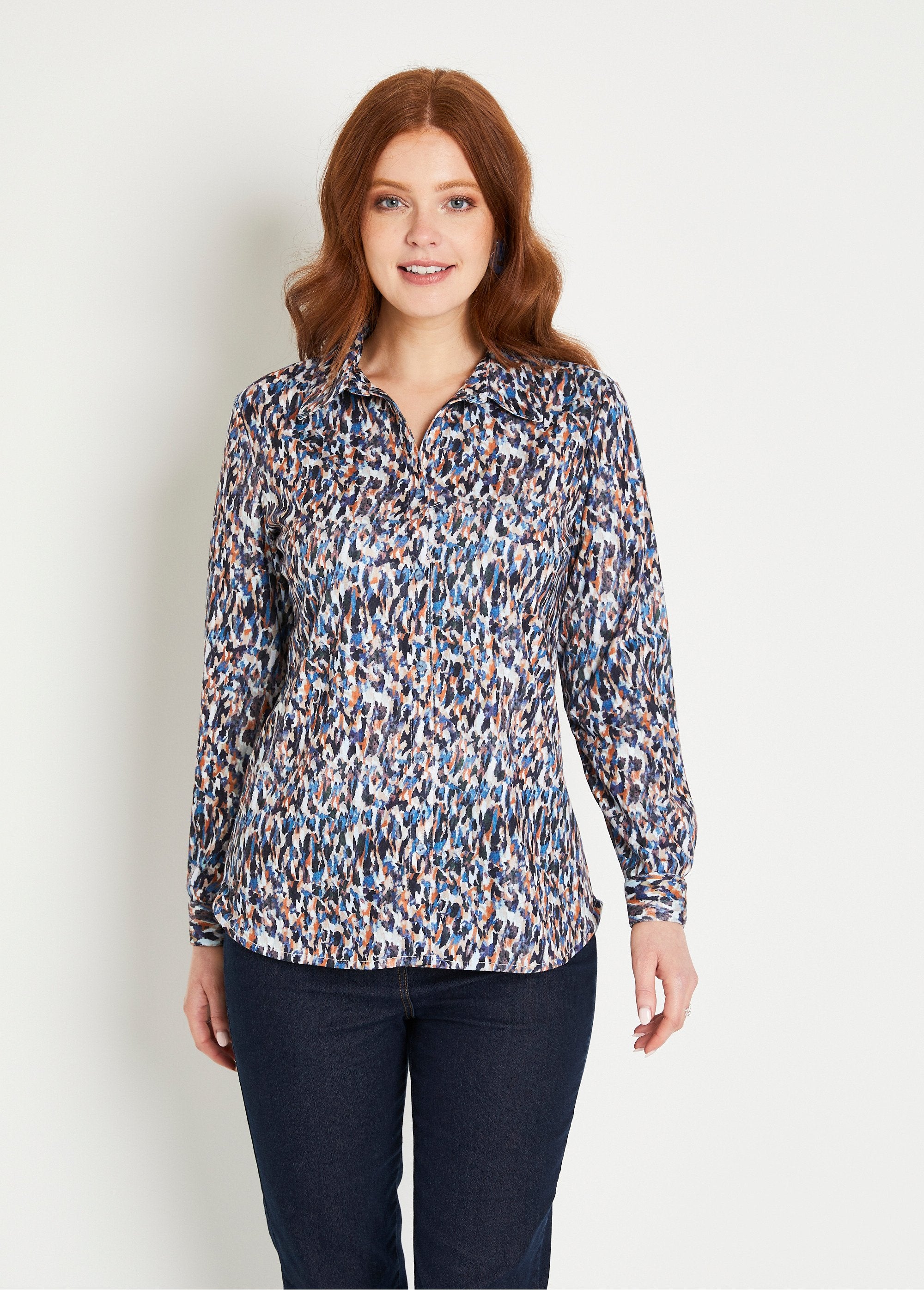 Lange_blouse_met_knoopsluiting_in_warm_grafisch_breisel_Bleu_FA1_slim