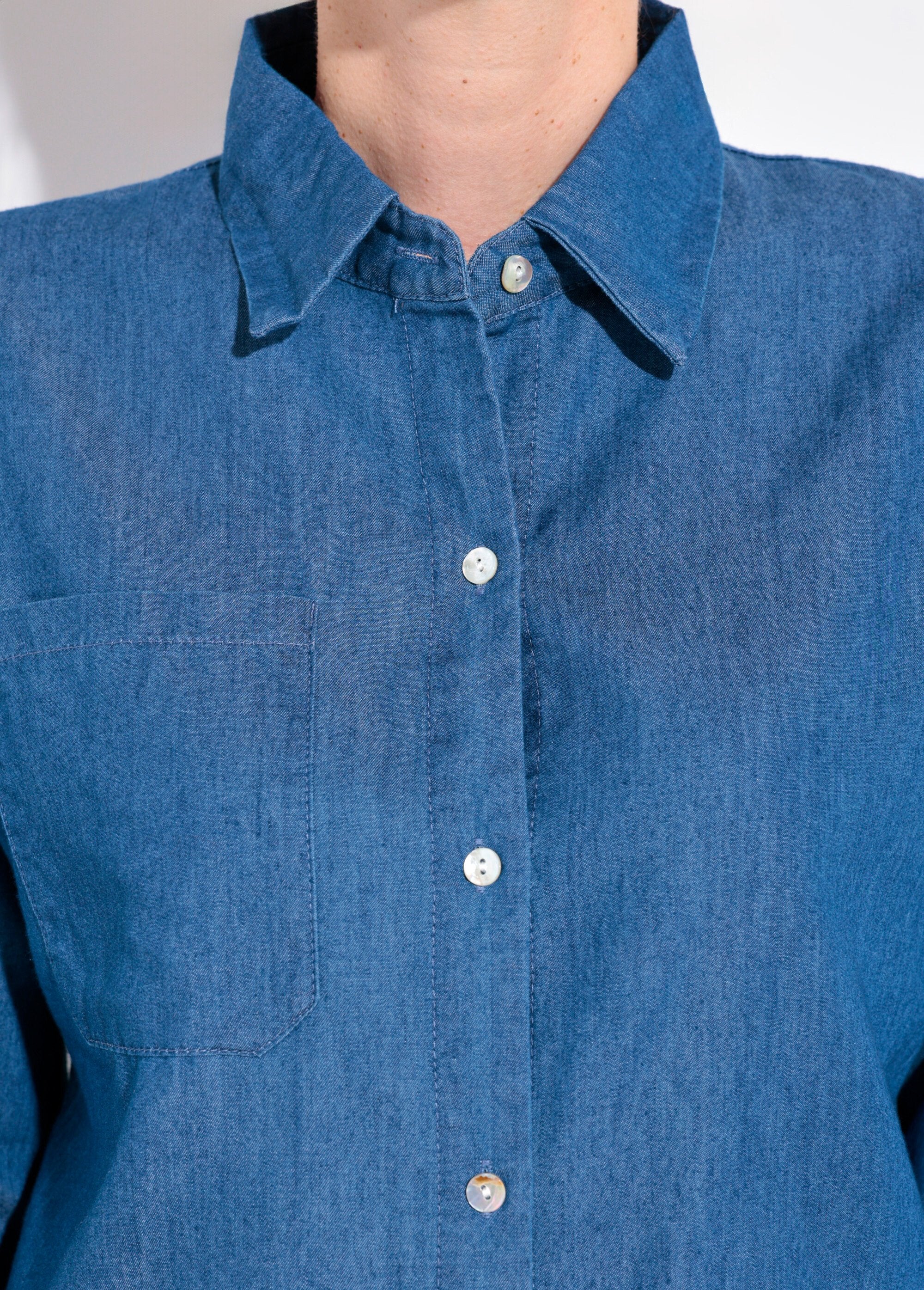 Chambray_overhemd_met_lange_mouwen_en_getailleerde_kraag_Denim_DE1_slim