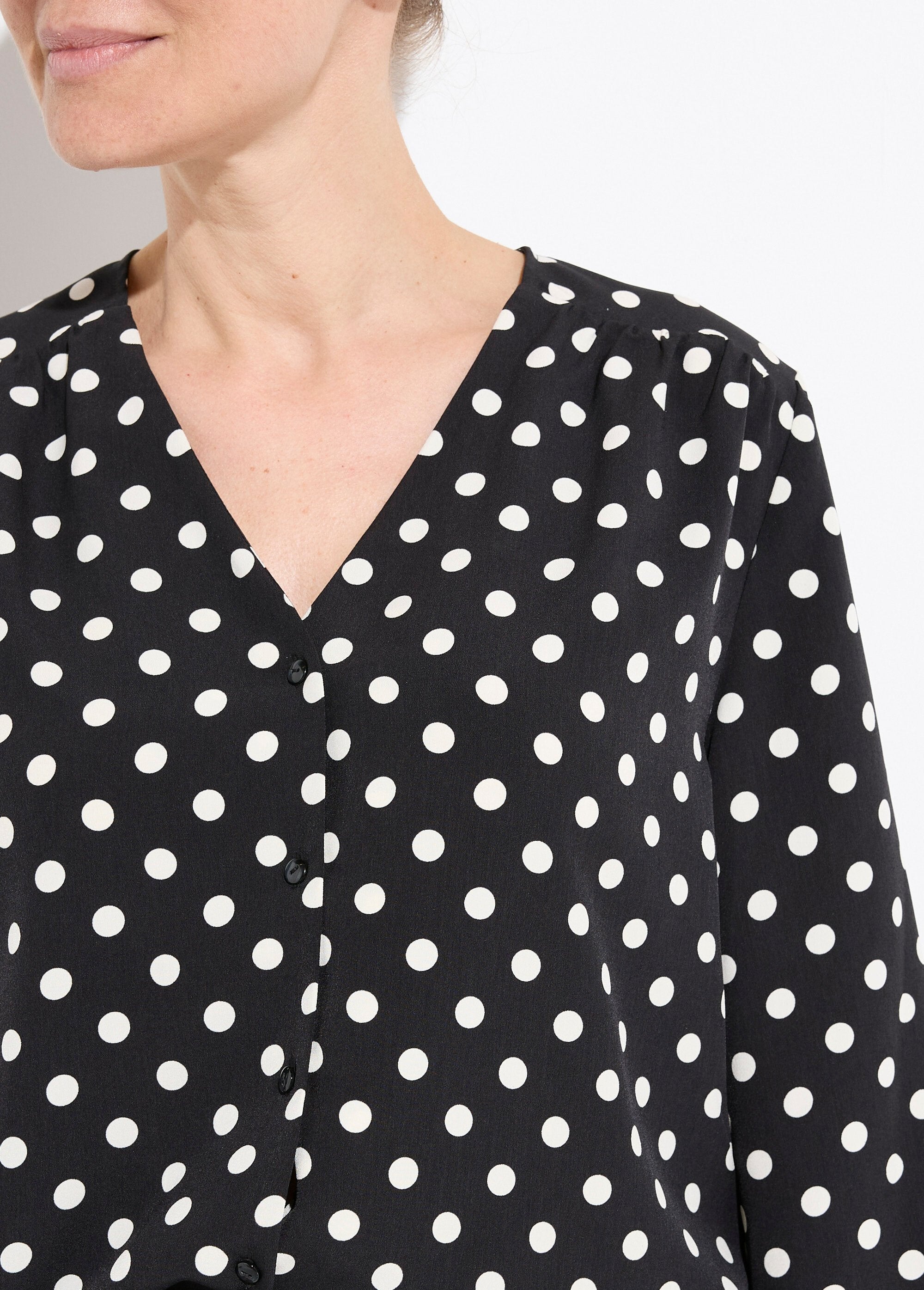 V-hals_blouse_met_lange_mouwen_en_stippenprint_Noir_et_ecru_DE1_slim
