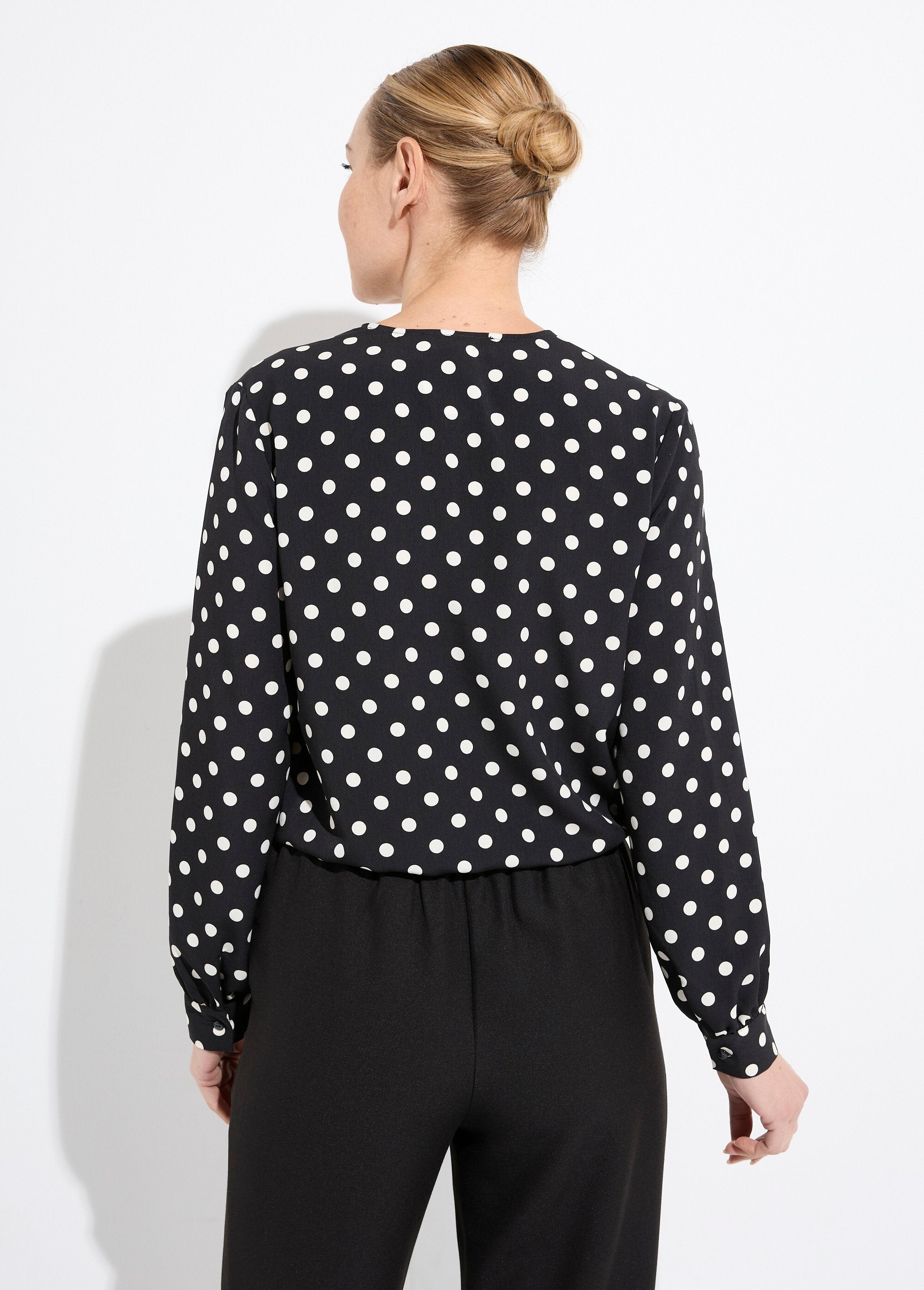 V-hals_blouse_met_lange_mouwen_en_stippenprint_Noir_et_ecru_DO1_slim