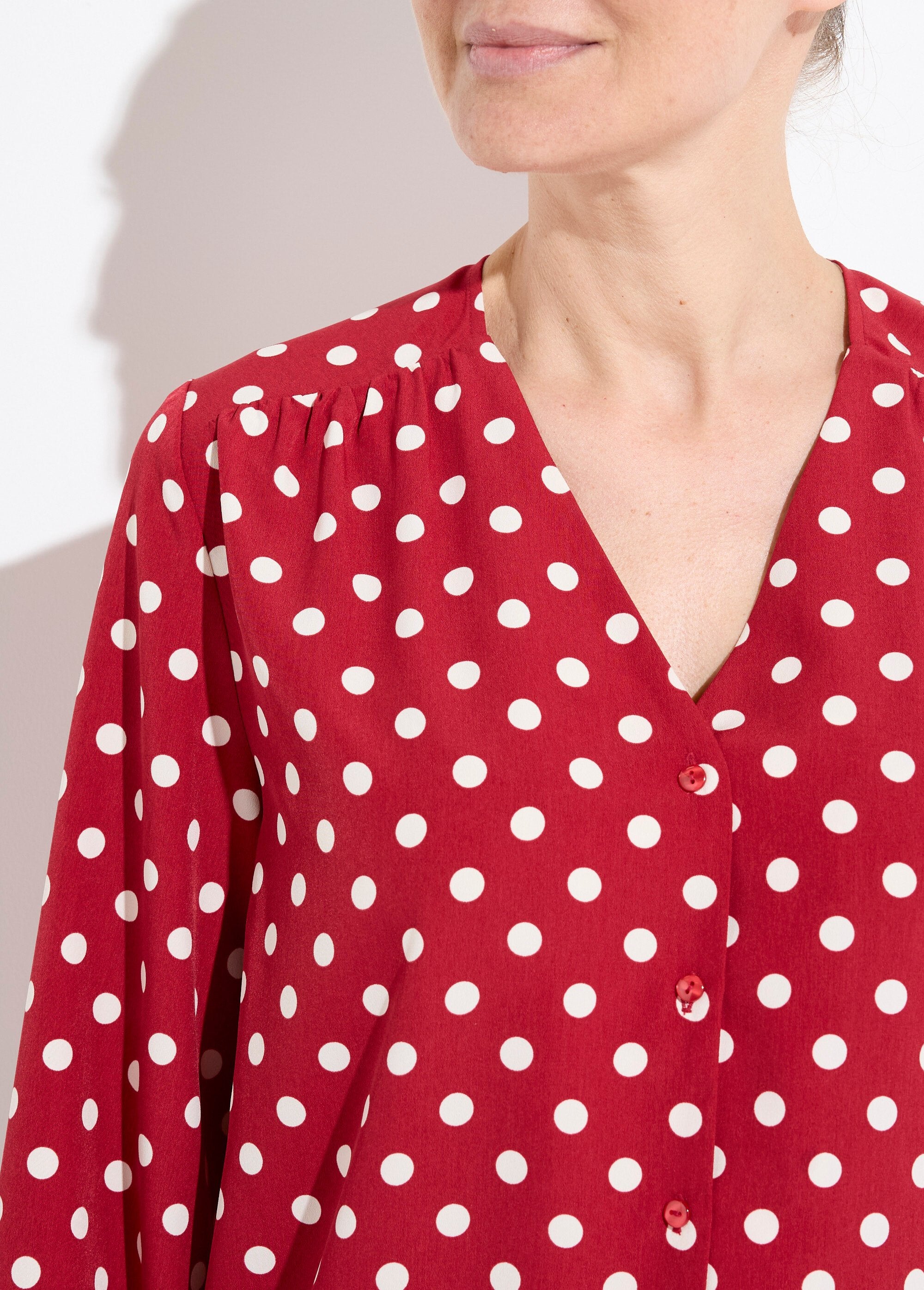 V-hals_blouse_met_lange_mouwen_en_stippenprint_Bordeaux_et_ecru_DE1_slim