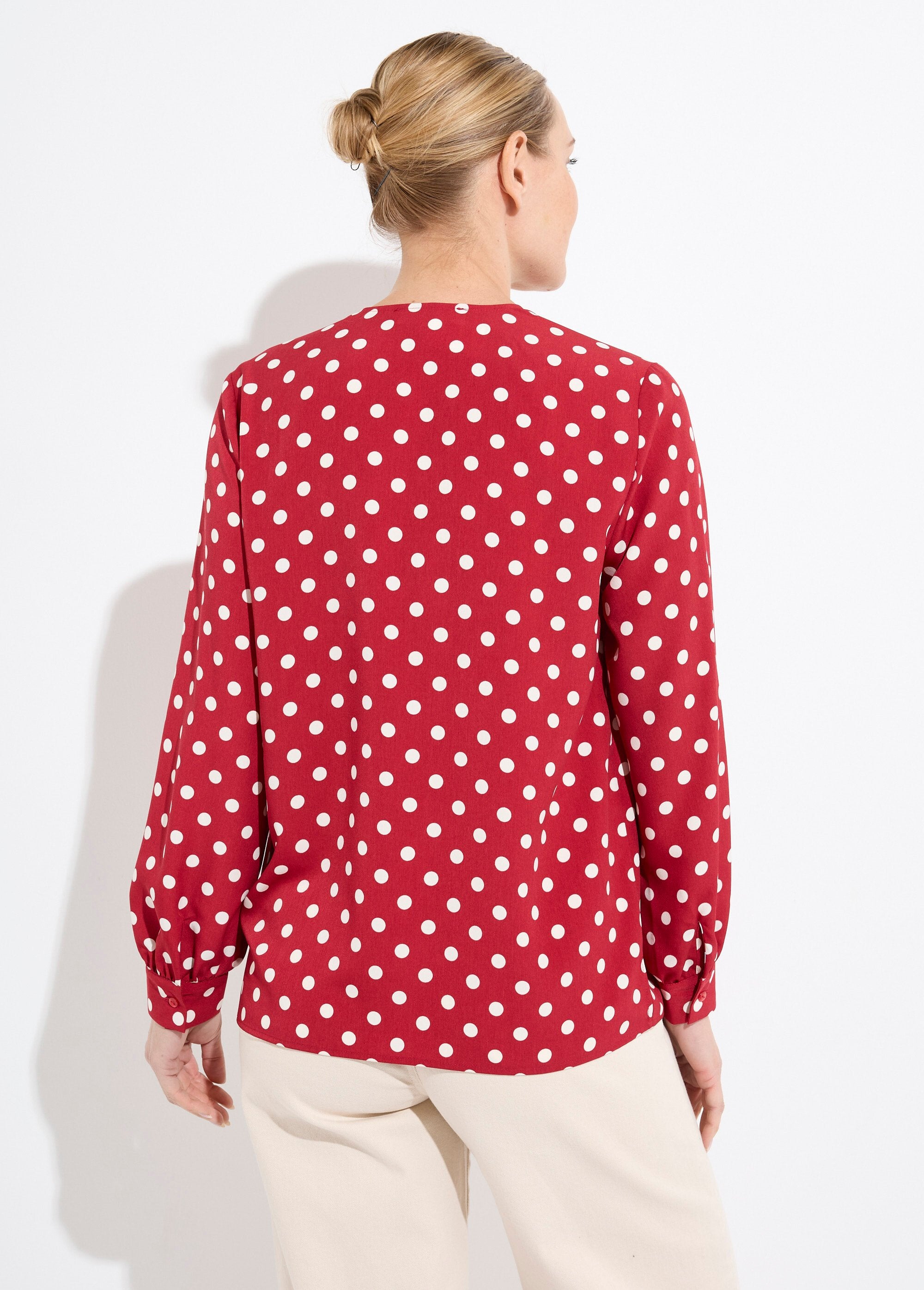 V-hals_blouse_met_lange_mouwen_en_stippenprint_Bordeaux_et_ecru_DO1_slim