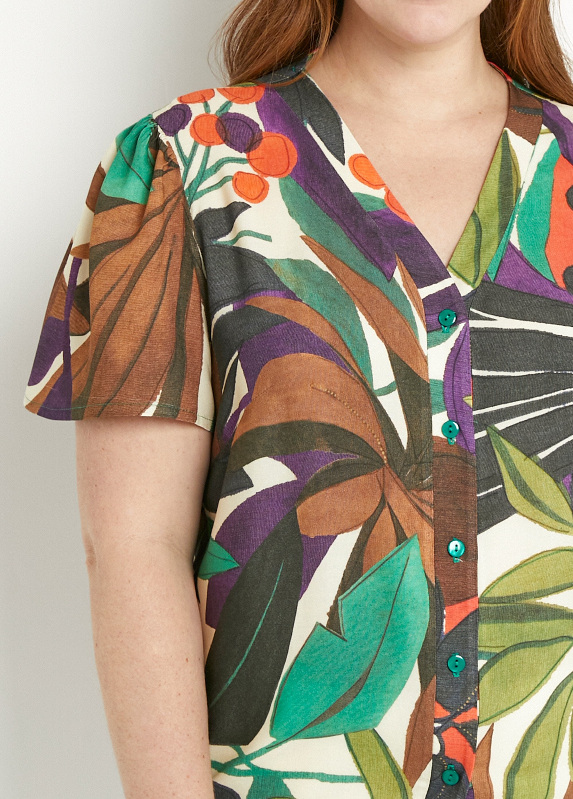 V-hals_blouse_met_korte_mouwen_en_plantenprint_Multicolore_DE1_curvy