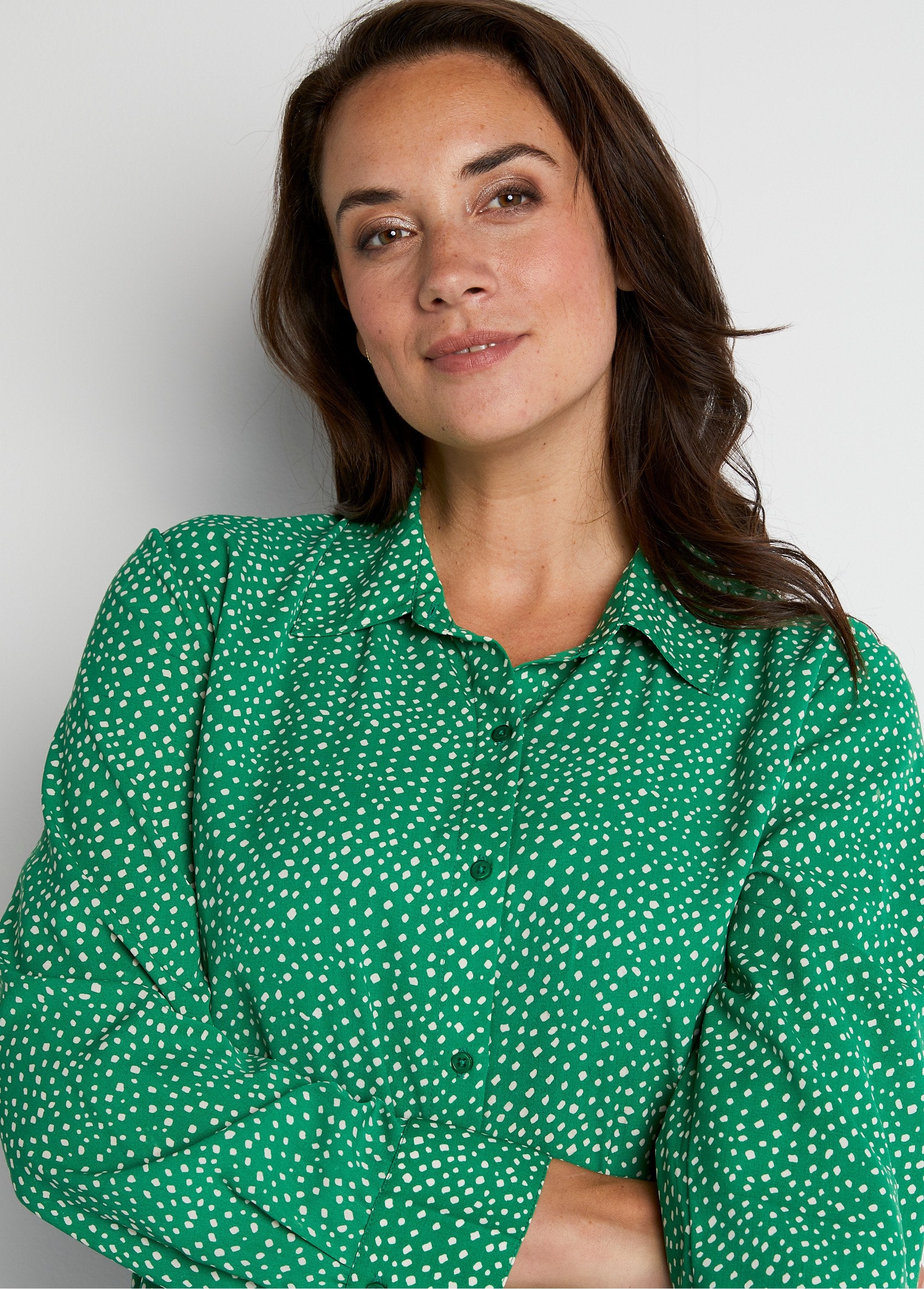 Rechte_blouse_met_polka_dot_print_Ecru_groen_DE1_curvy