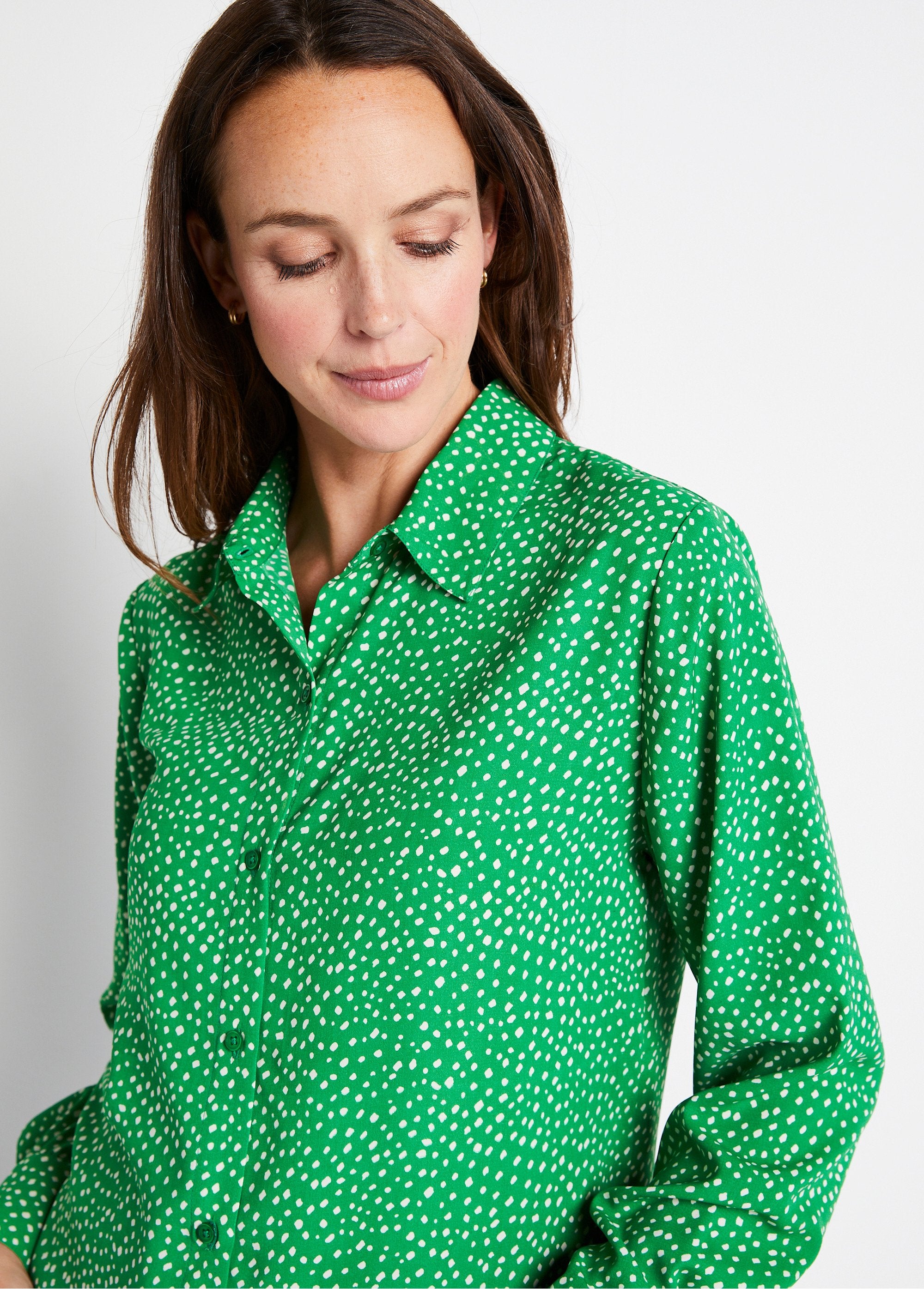 Rechte_blouse_met_polka_dot_print_Ecru_groen_DE1_slim