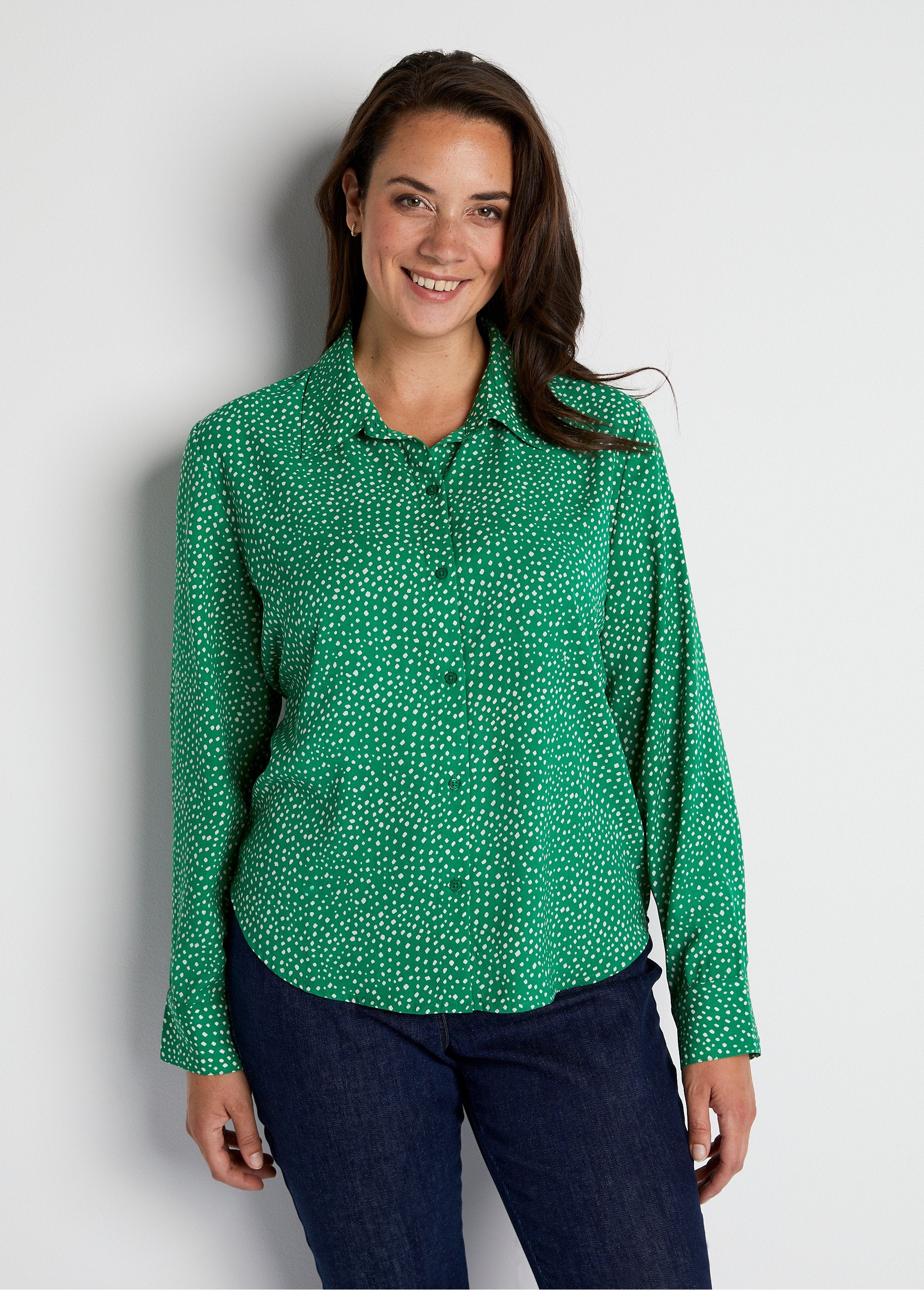 Rechte_blouse_met_polka_dot_print_Ecru_groen_FA1_curvy