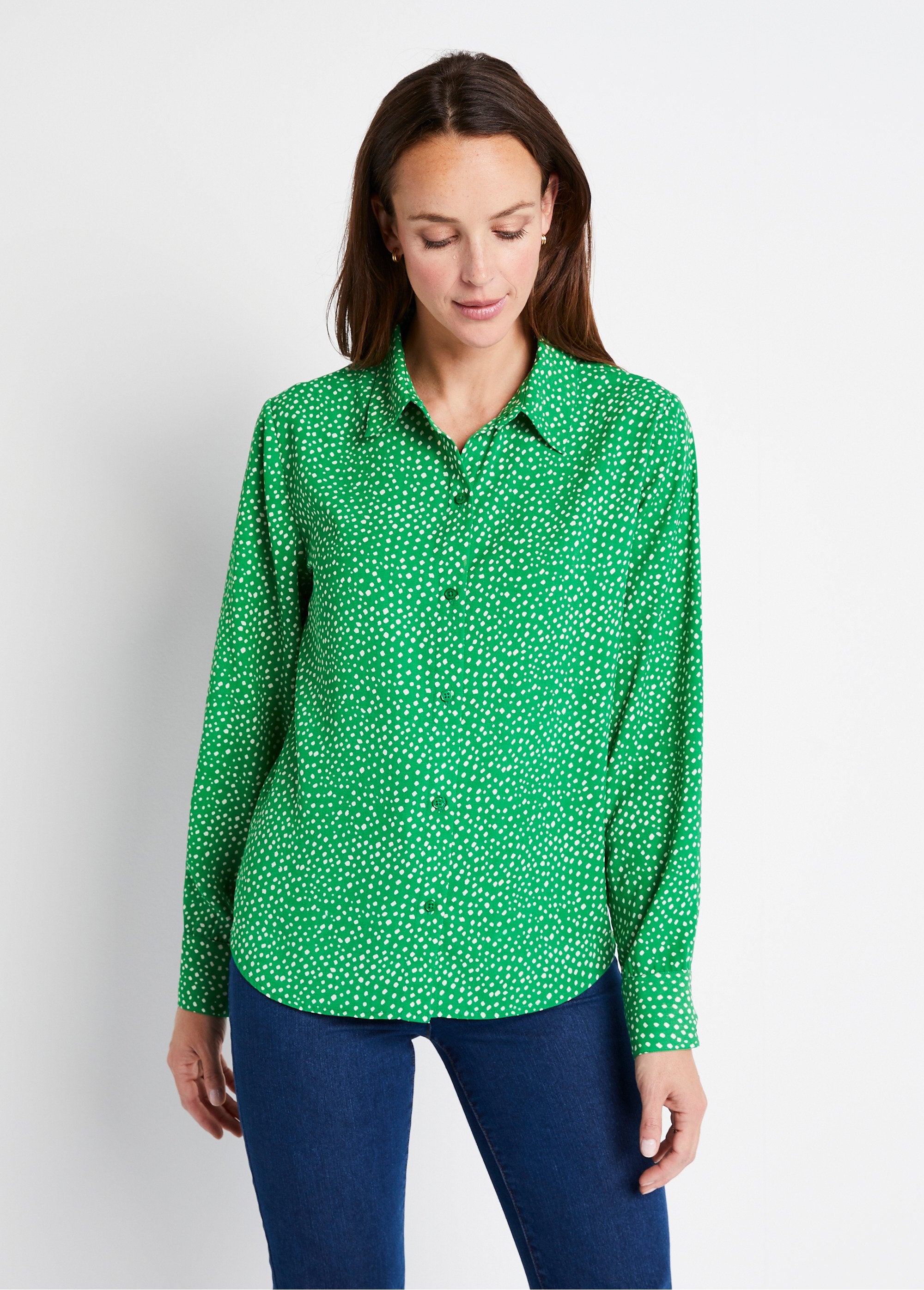 Rechte_blouse_met_polka_dot_print_Ecru_groen_FA1_slim