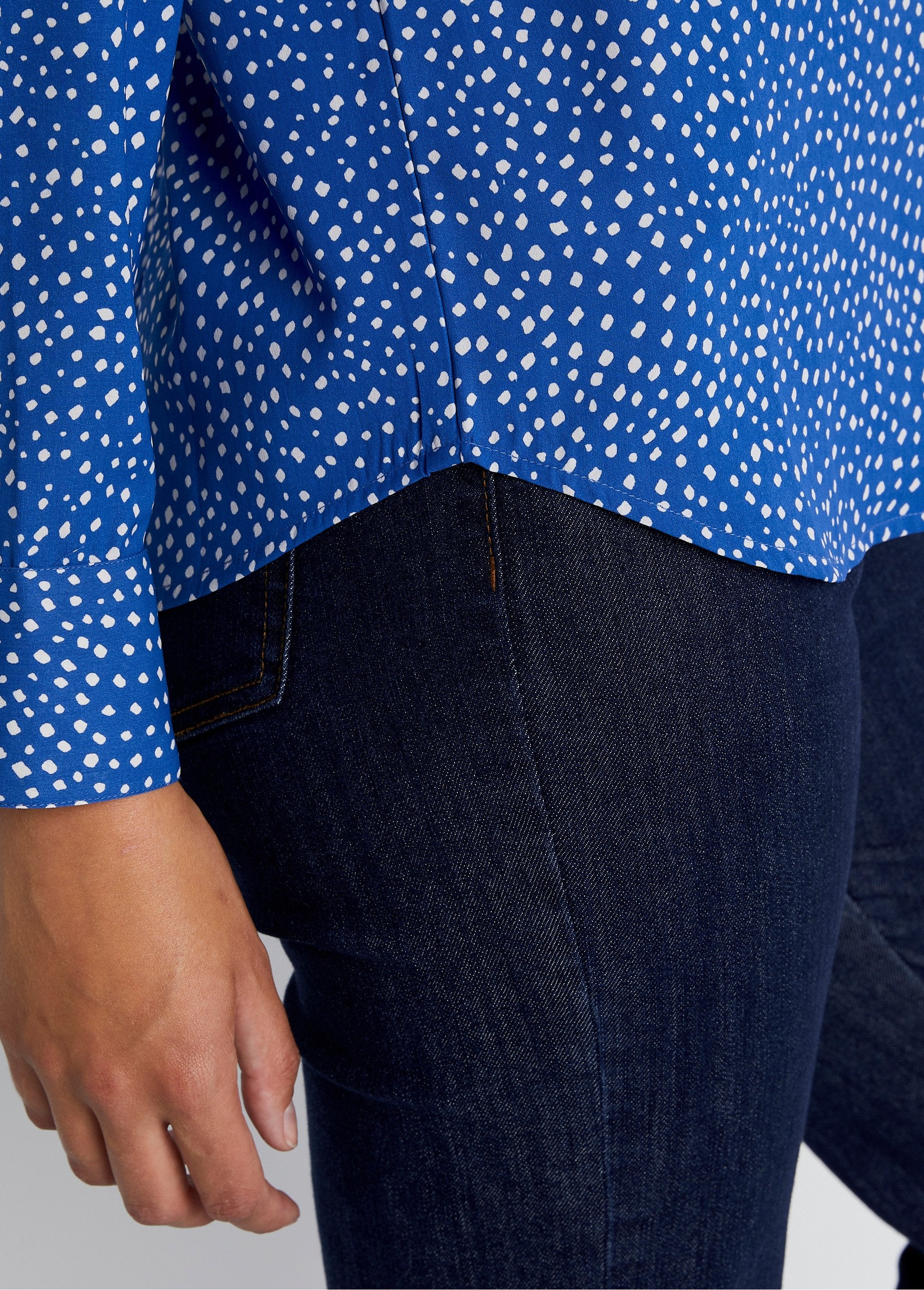 Rechte_blouse_met_polka_dot_print_Ecru_blauw_DE3_slim