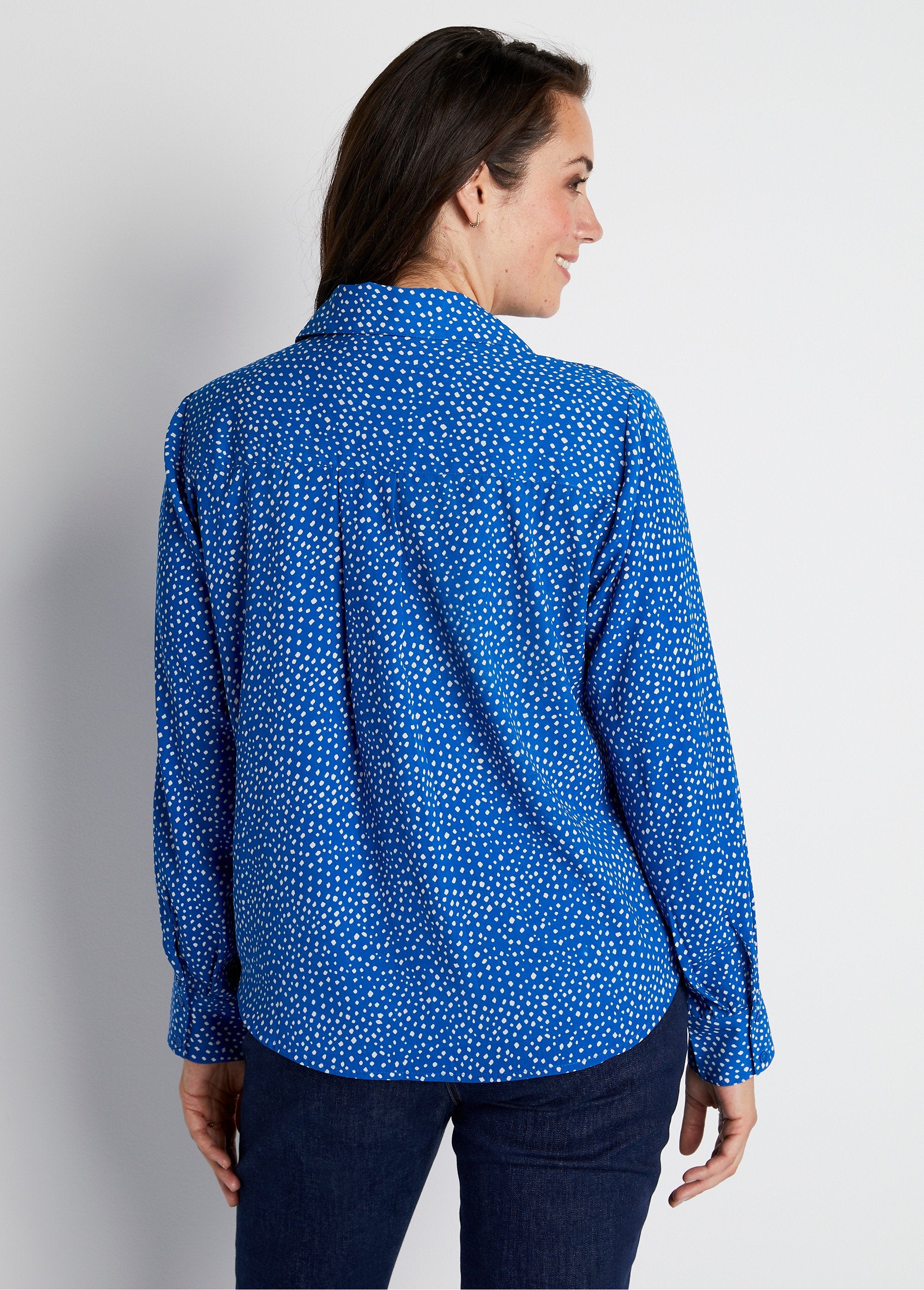 Rechte_blouse_met_polka_dot_print_Ecru_blauw_DO1_curvy