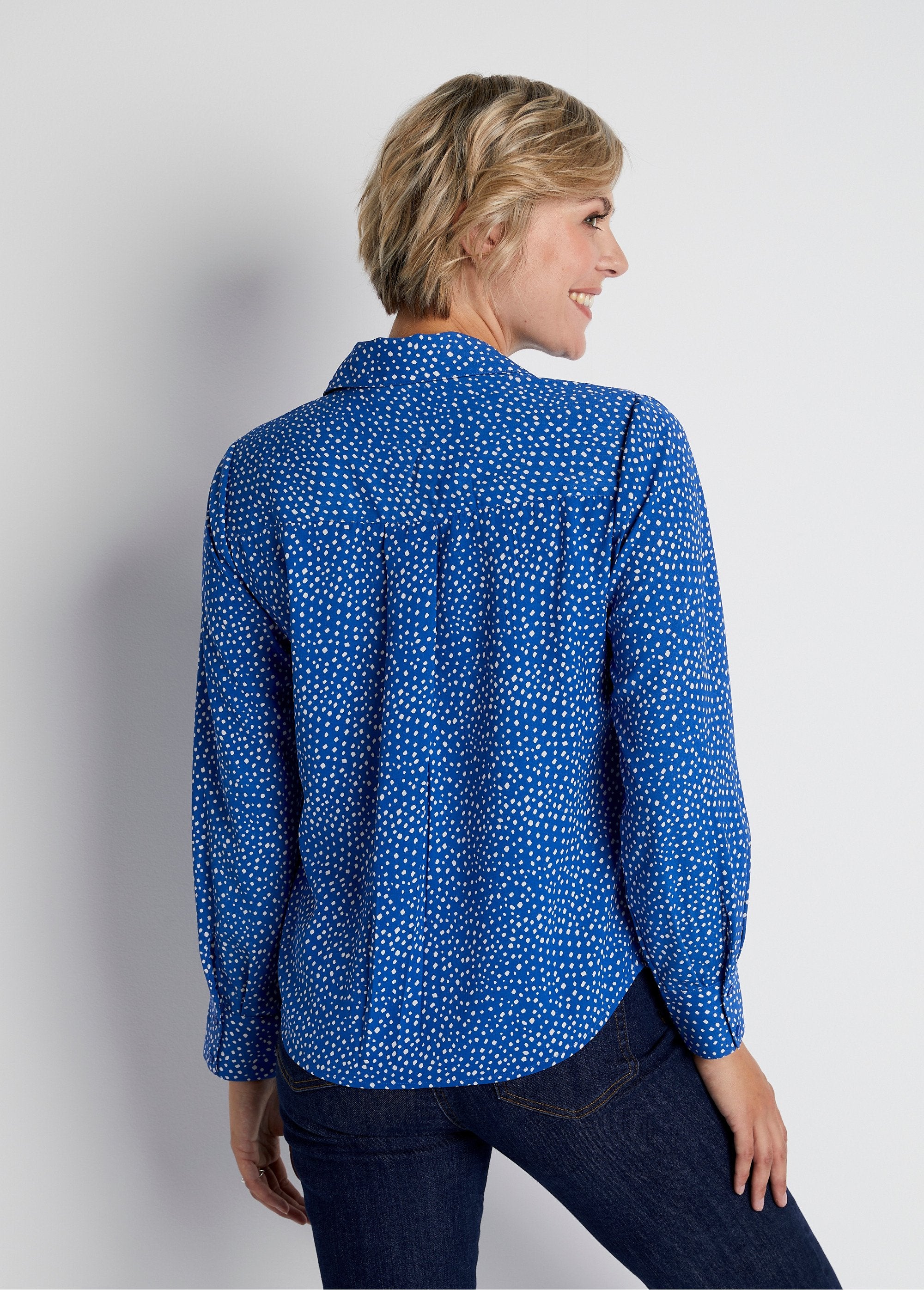 Rechte_blouse_met_polka_dot_print_Ecru_blauw_DO1_slim