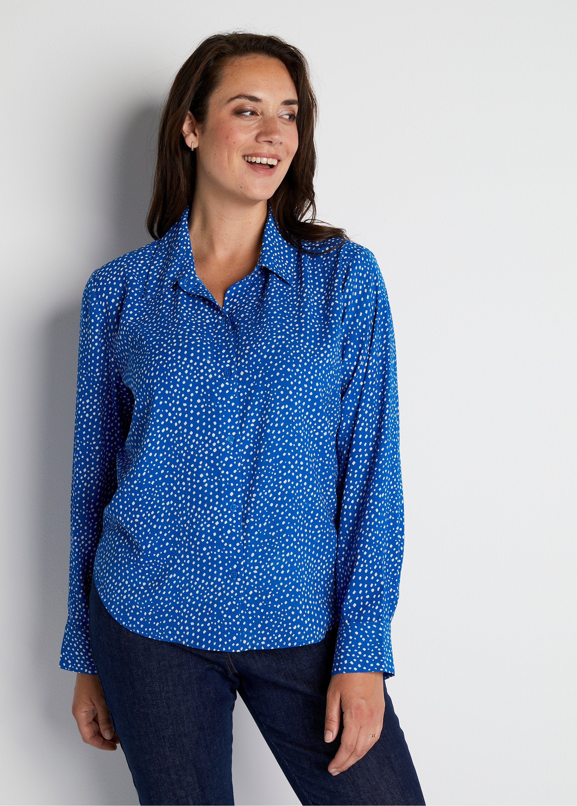 Rechte_blouse_met_polka_dot_print_Ecru_blauw_FA1_curvy