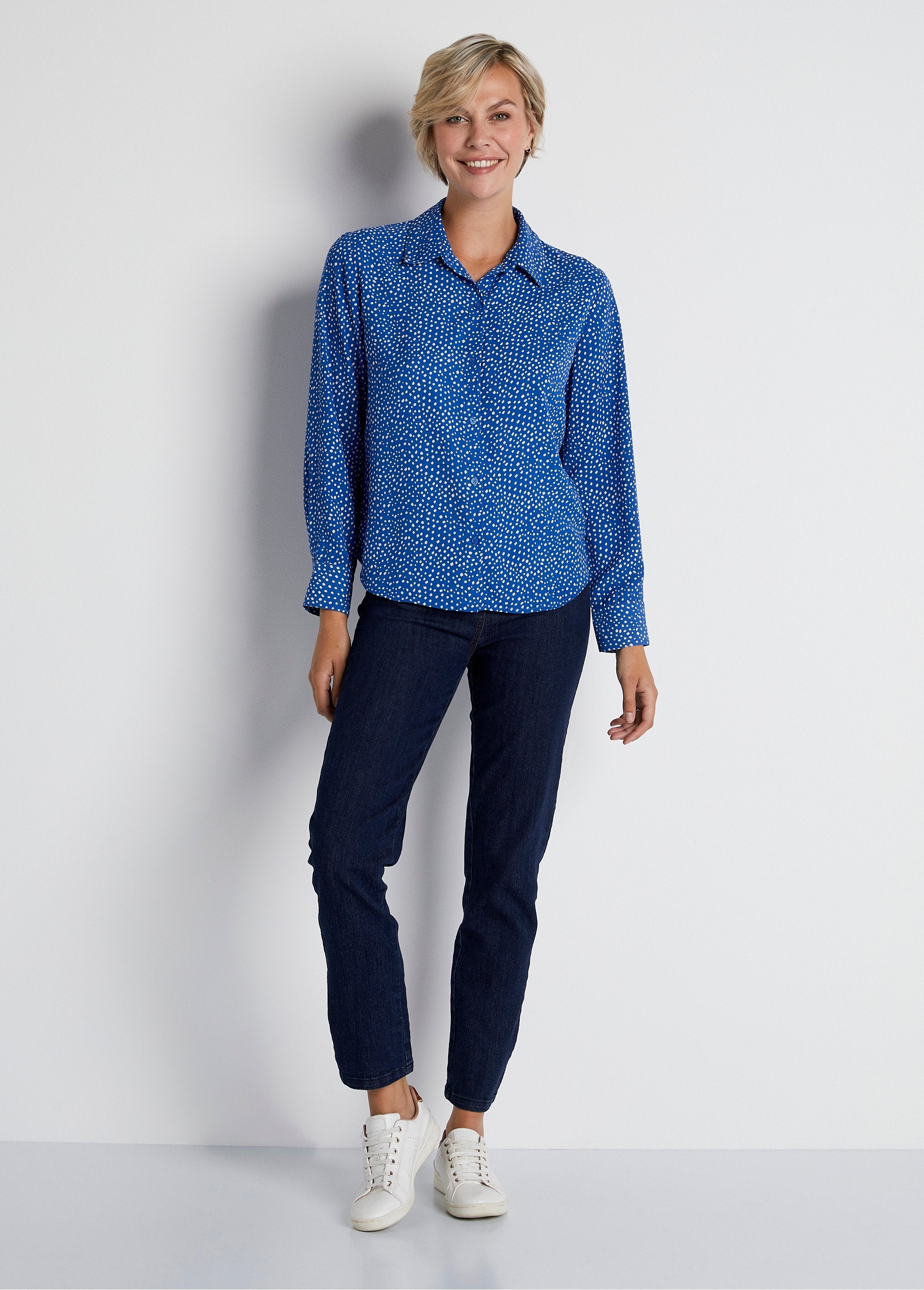 Rechte_blouse_met_polka_dot_print_Ecru_blauw_SF1_slim