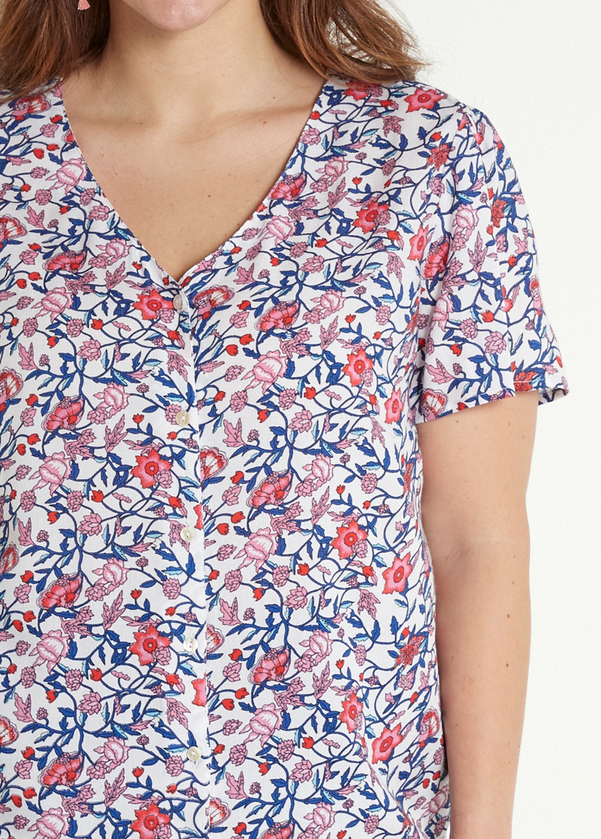 Gebloemde_blouse_met_korte_mouwen_en_V-hals_Bleu_et_rose_DE1_curvy