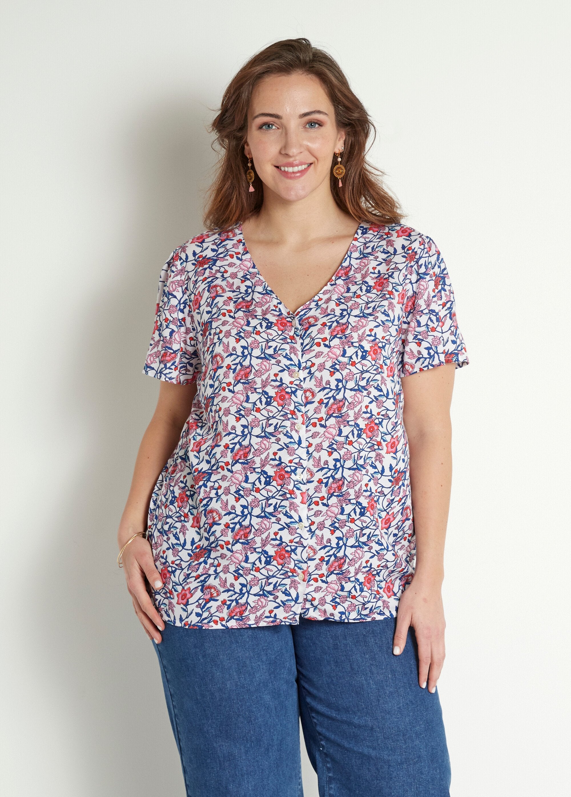 Gebloemde_blouse_met_korte_mouwen_en_V-hals_Bleu_et_rose_FA1_curvy