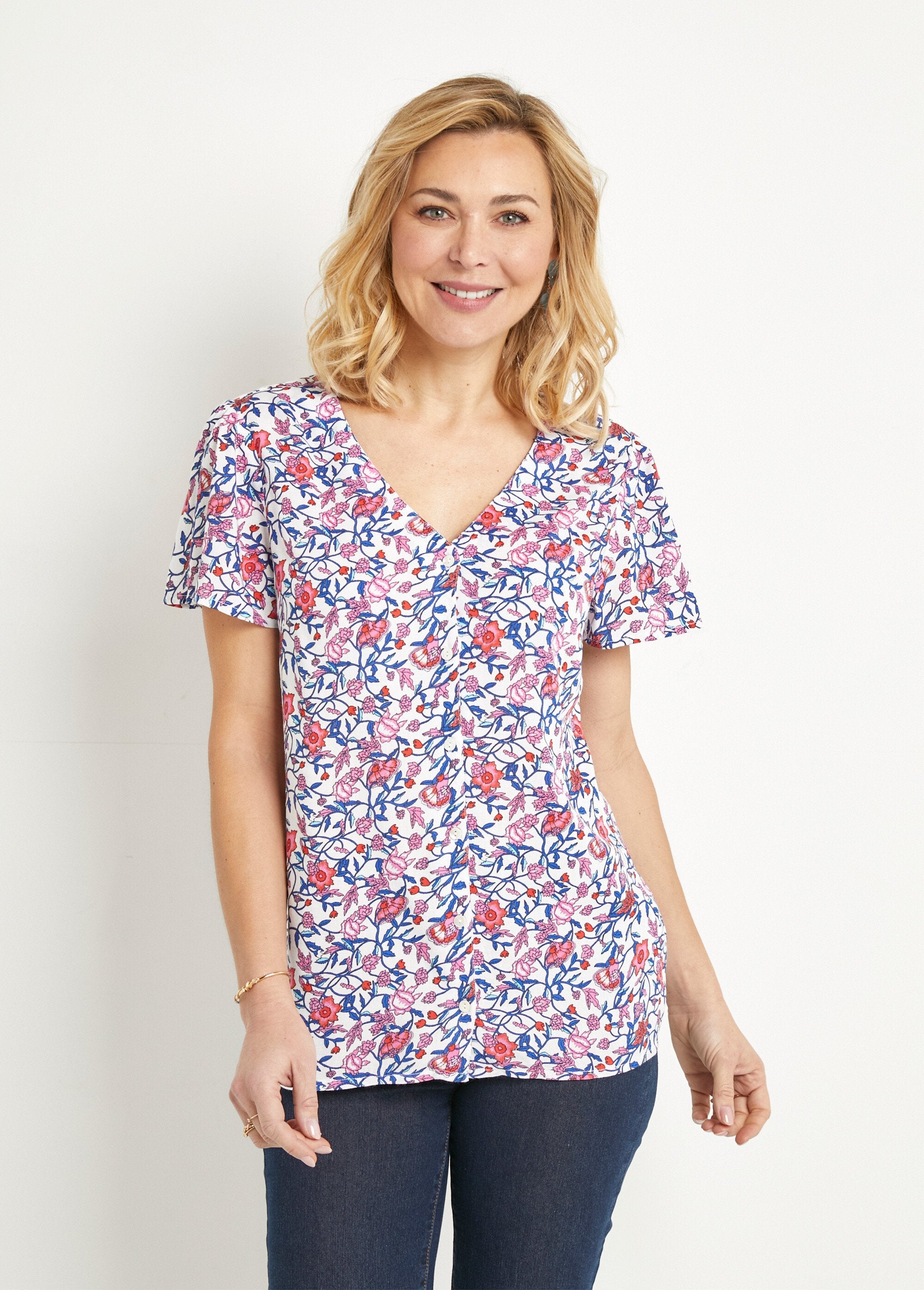 Gebloemde_blouse_met_korte_mouwen_en_V-hals_Bleu_et_rose_FA1_slim