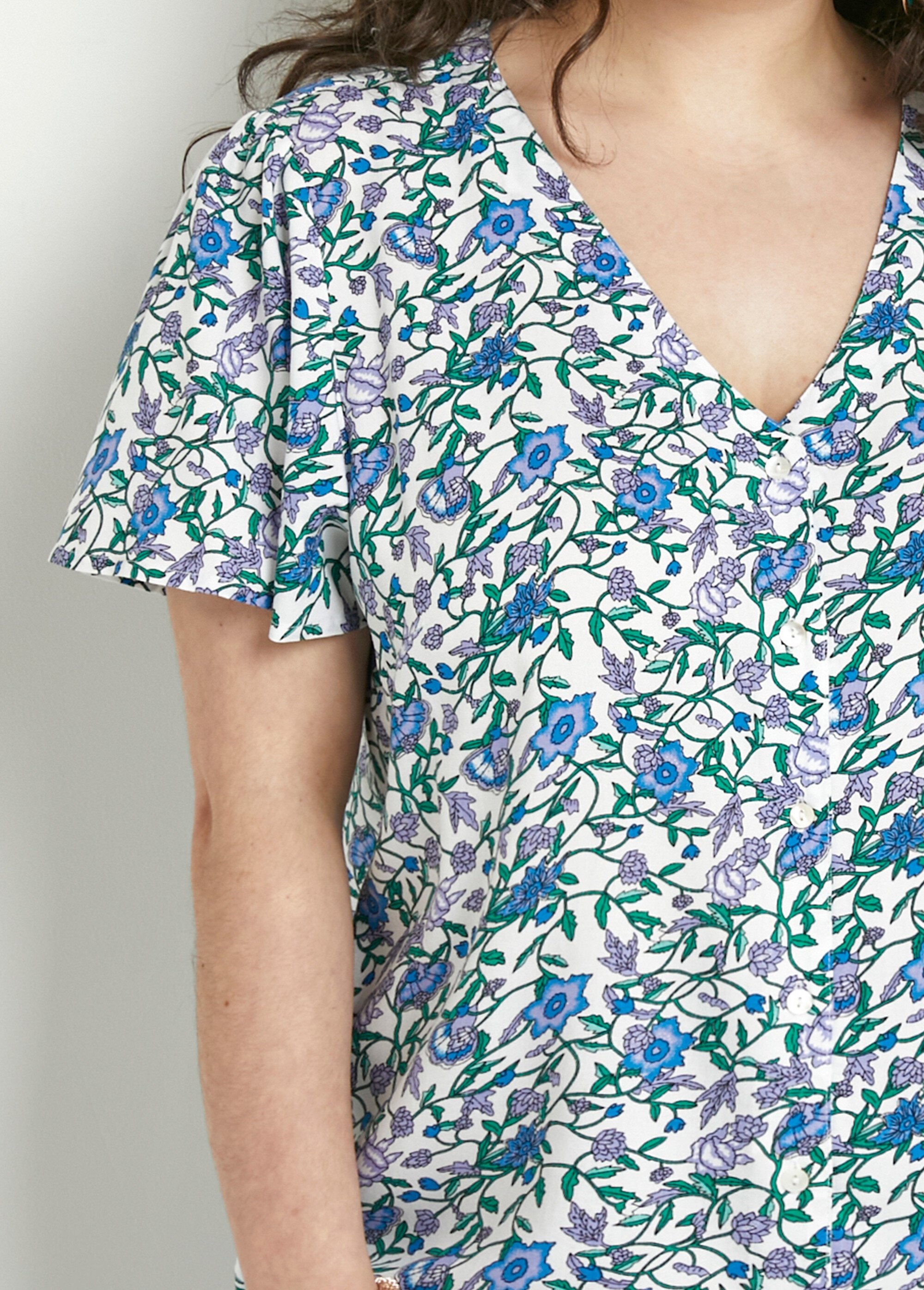 Gebloemde_blouse_met_korte_mouwen_en_V-hals_Imp_vert_DE1_curvy
