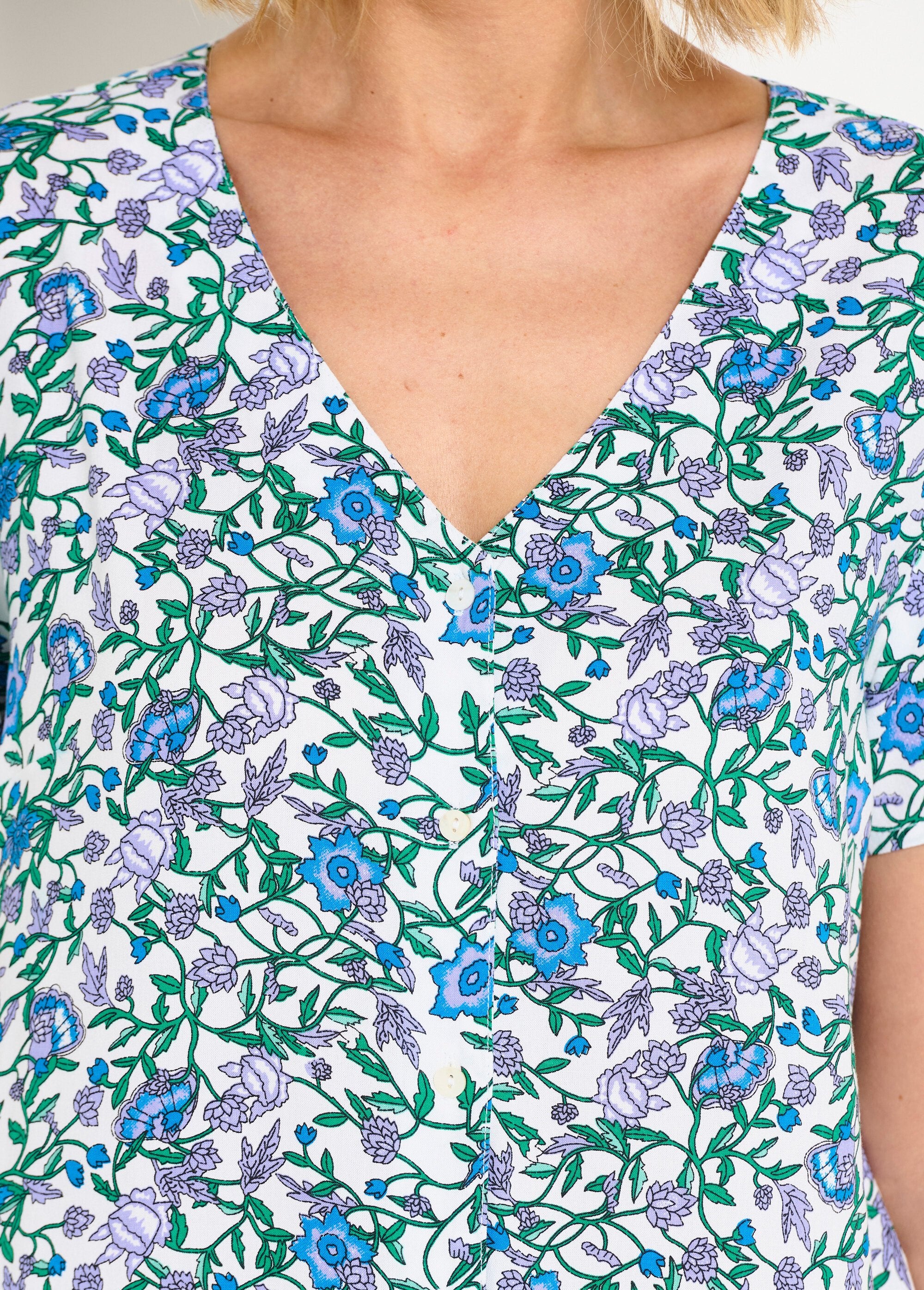 Gebloemde_blouse_met_korte_mouwen_en_V-hals_Imp_vert_DE1_slim