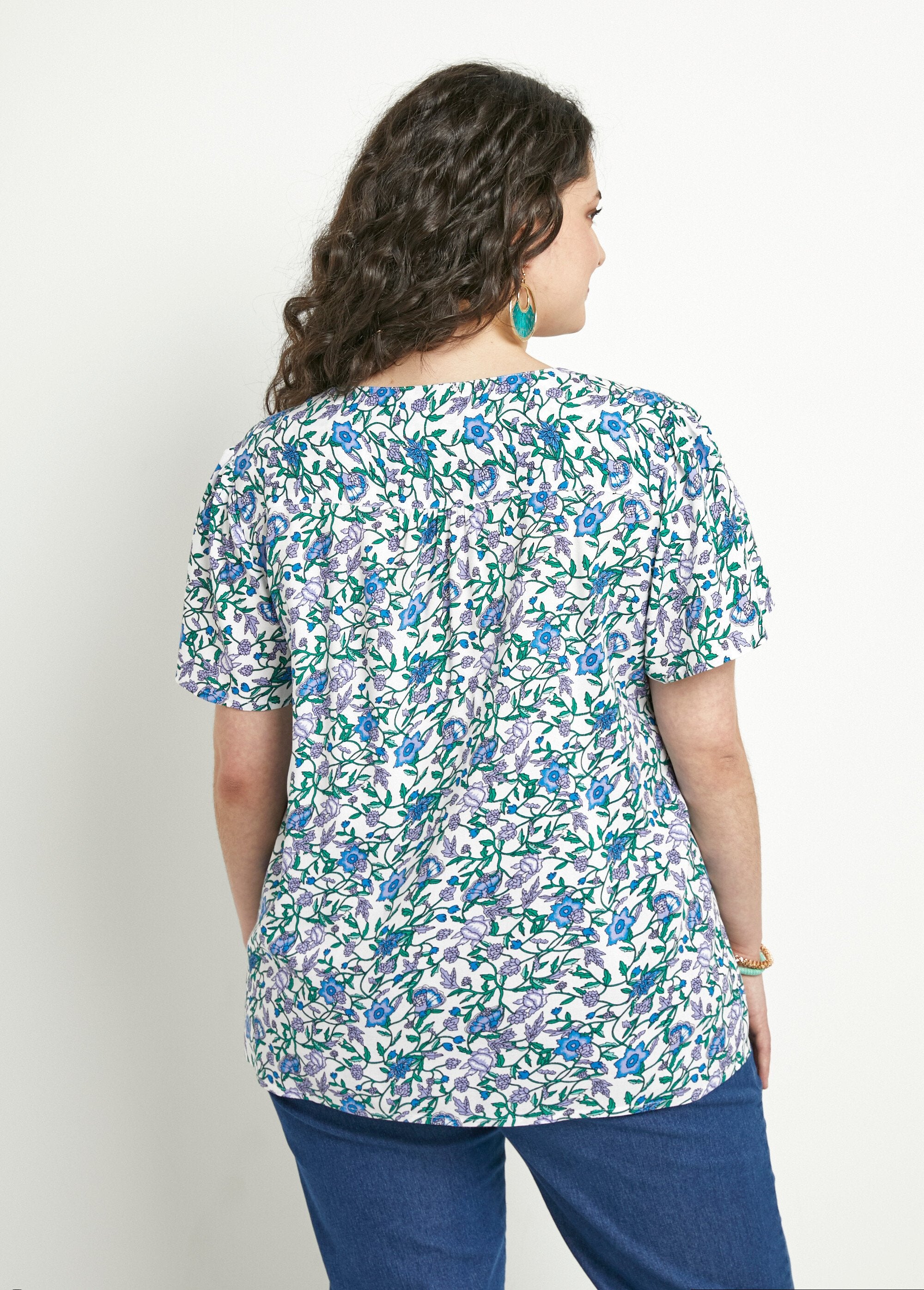 Gebloemde_blouse_met_korte_mouwen_en_V-hals_Imp_vert_DO1_curvy