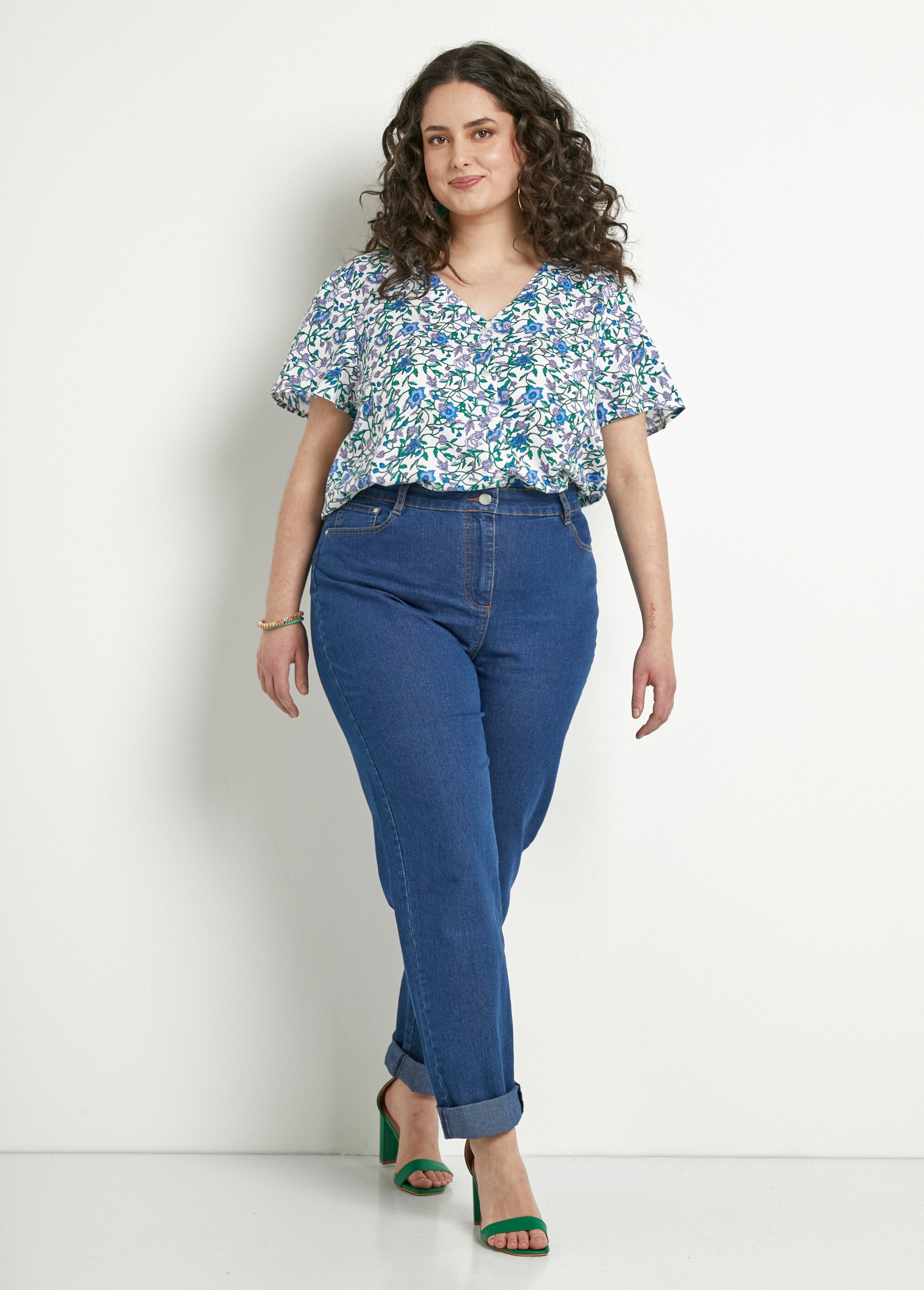 Gebloemde_blouse_met_korte_mouwen_en_V-hals_Imp_vert_SF1_curvy