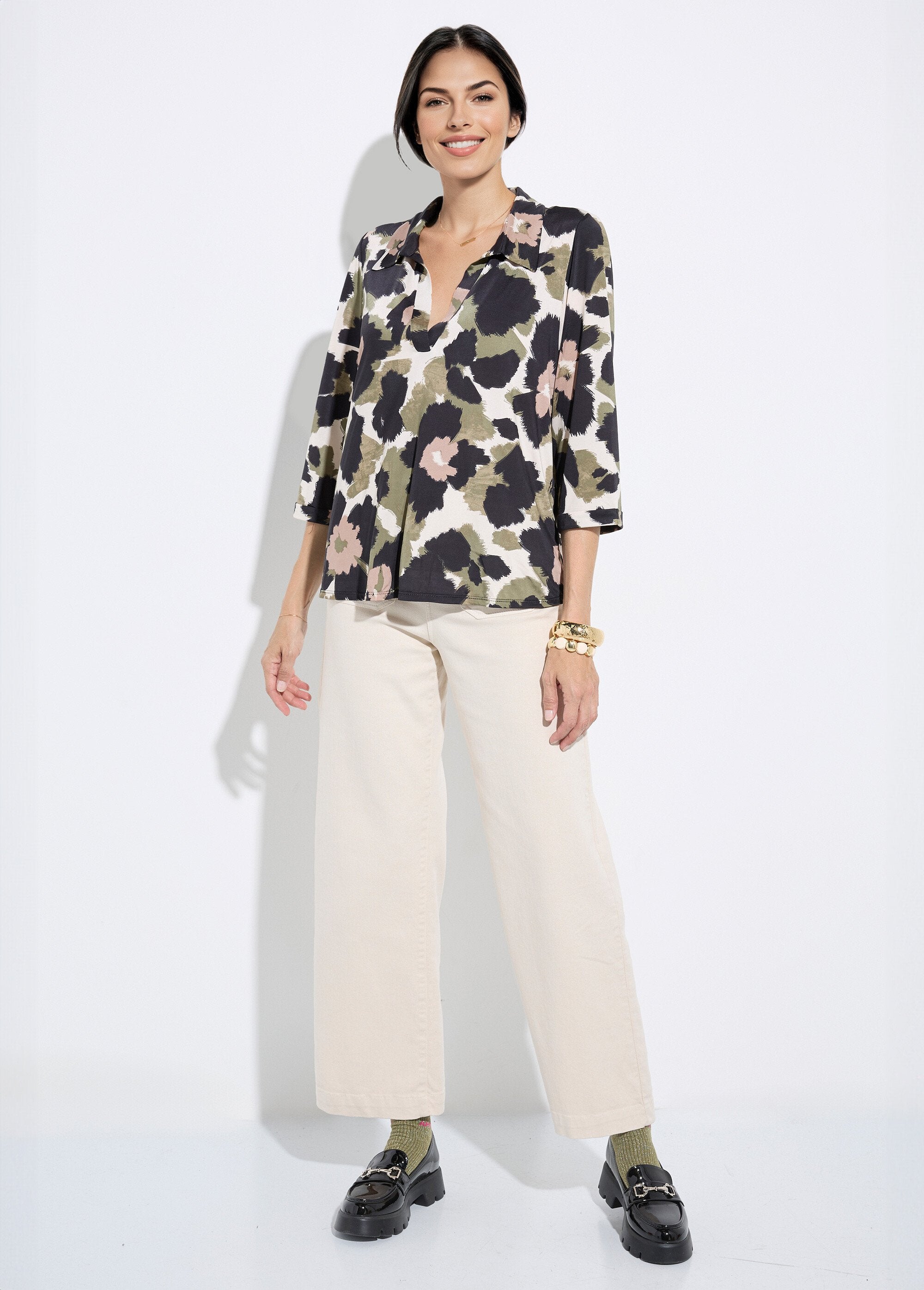 Vloeiende_camouflage_blouse_met_getailleerde_kraag_Noir_et_kaki_SF1_slim