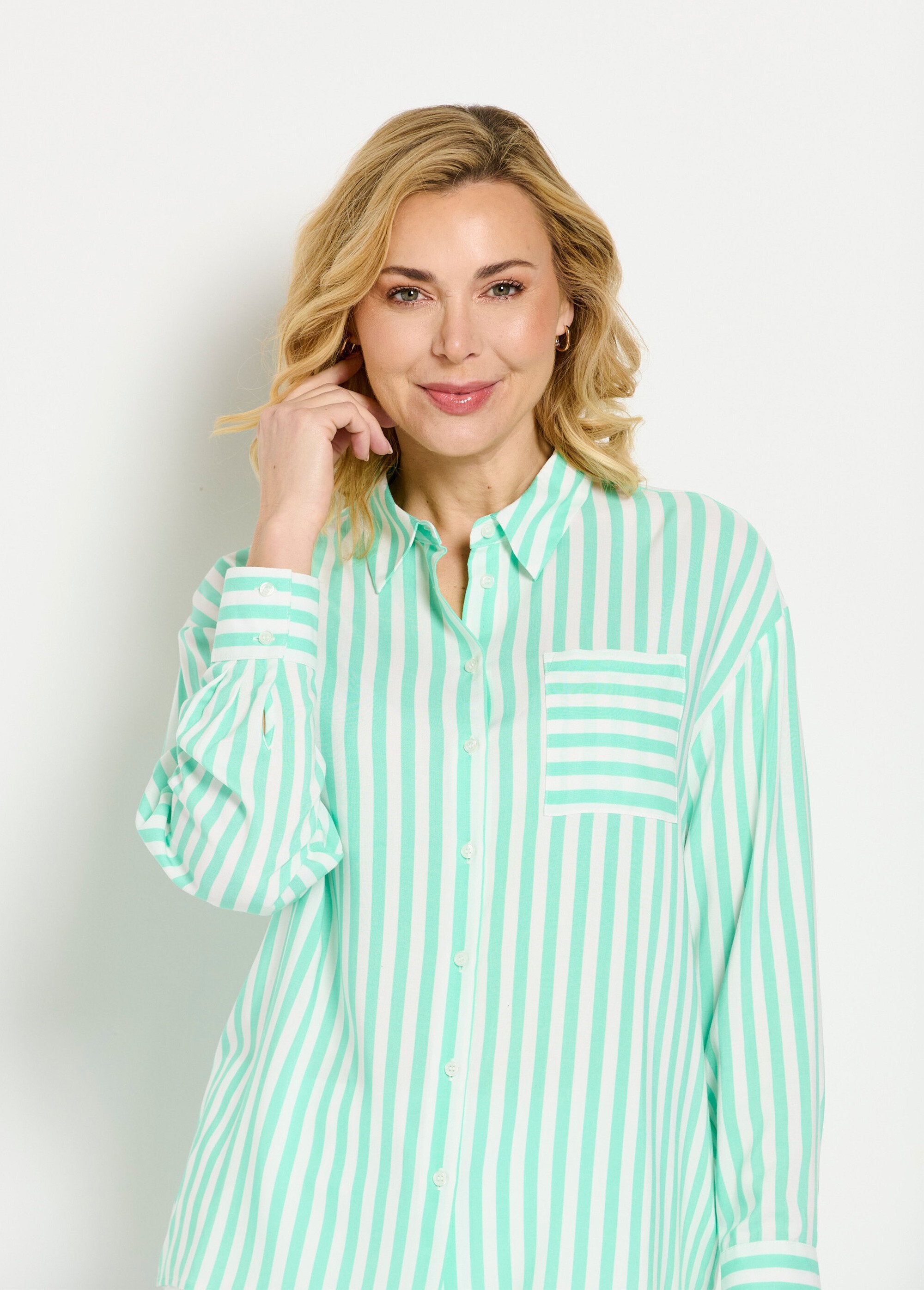 Gestreepte_vloeiende_blouse_met_lange_mouwen_Vert_et_blanc_DE1_slim