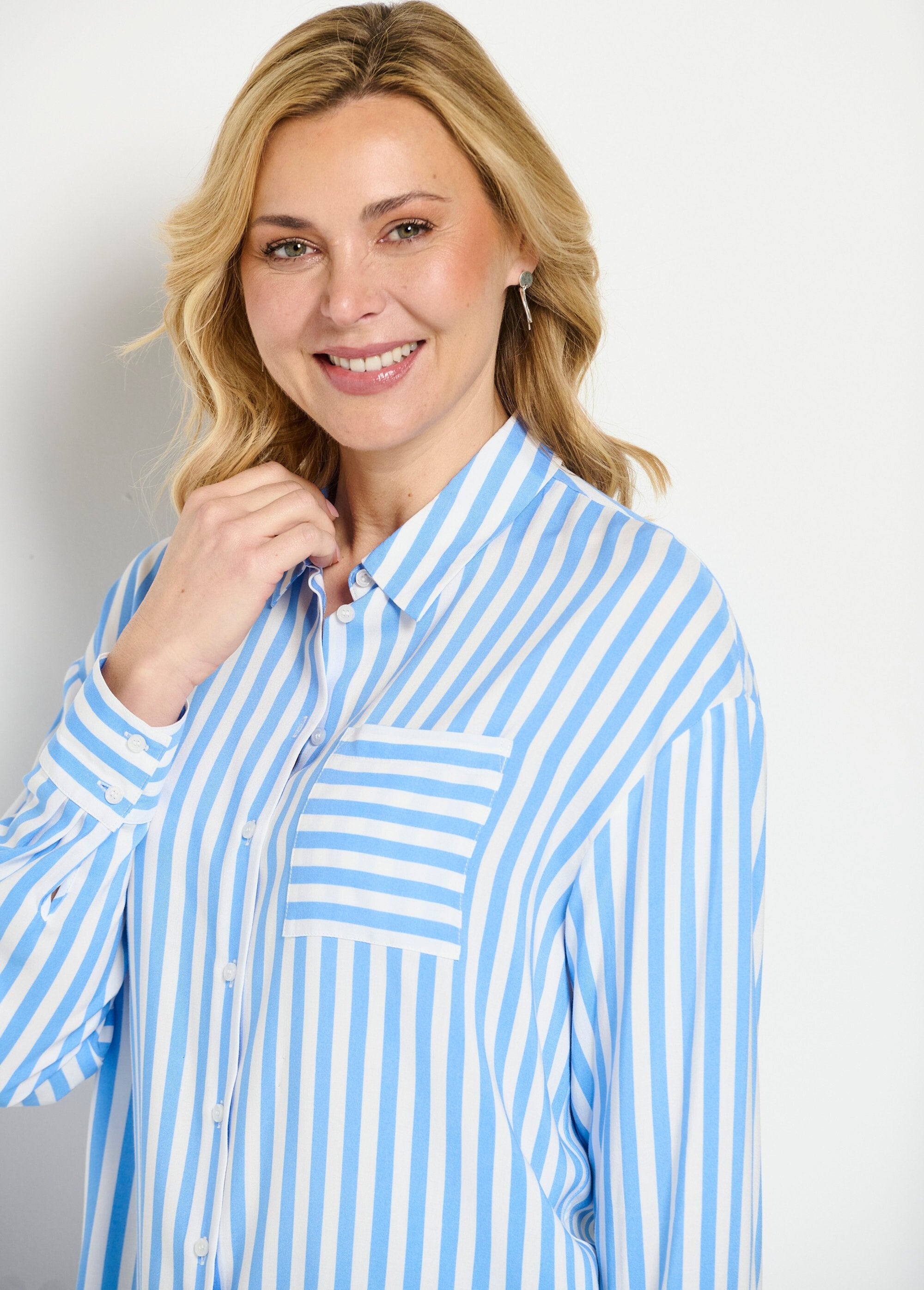 Gestreepte_vloeiende_blouse_met_lange_mouwen_Bleu_et_blanc_DE1_slim