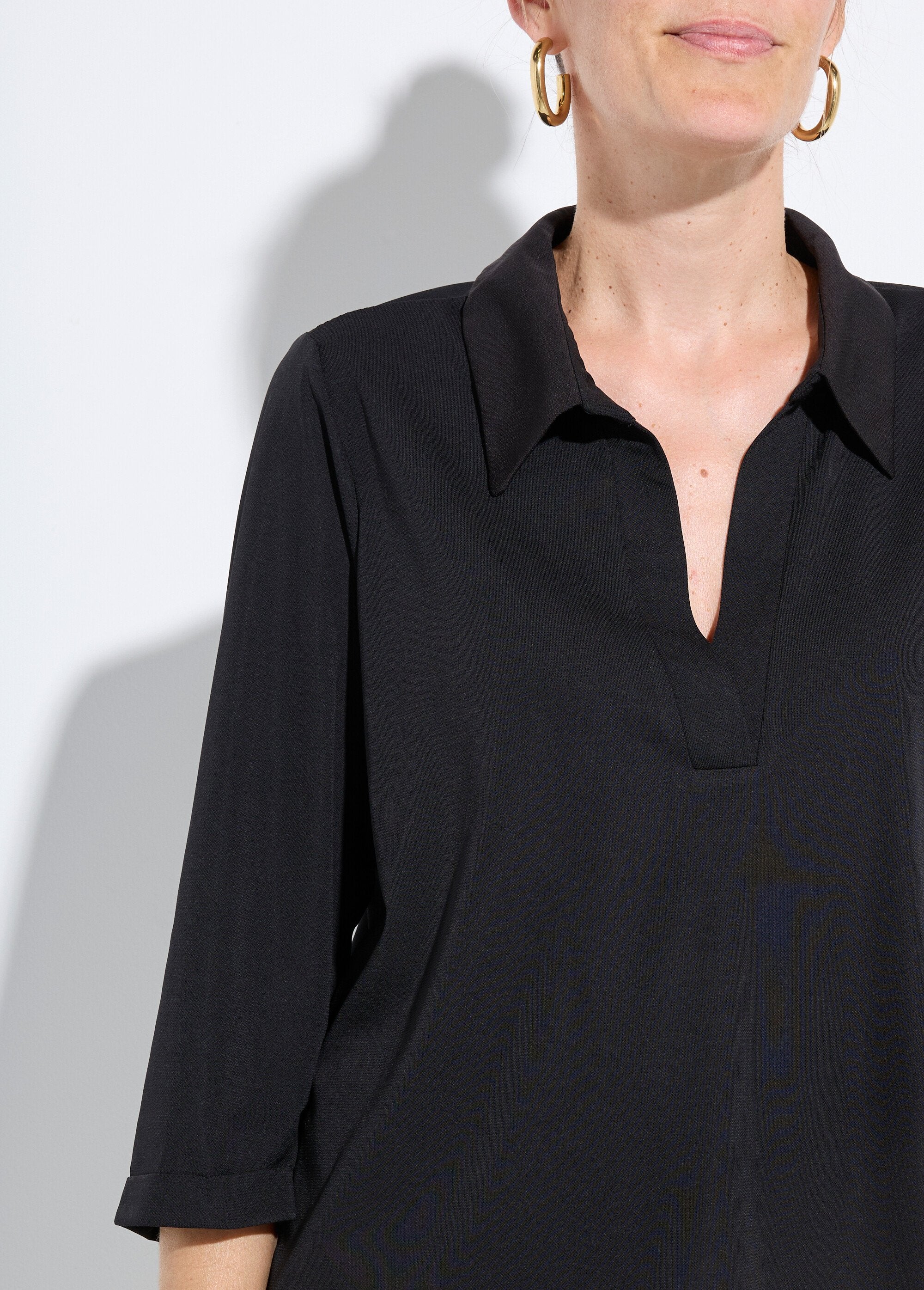 Effen_vloeiende_blouse_met_opstaande_kraag_Uni_noir_DE1_slim