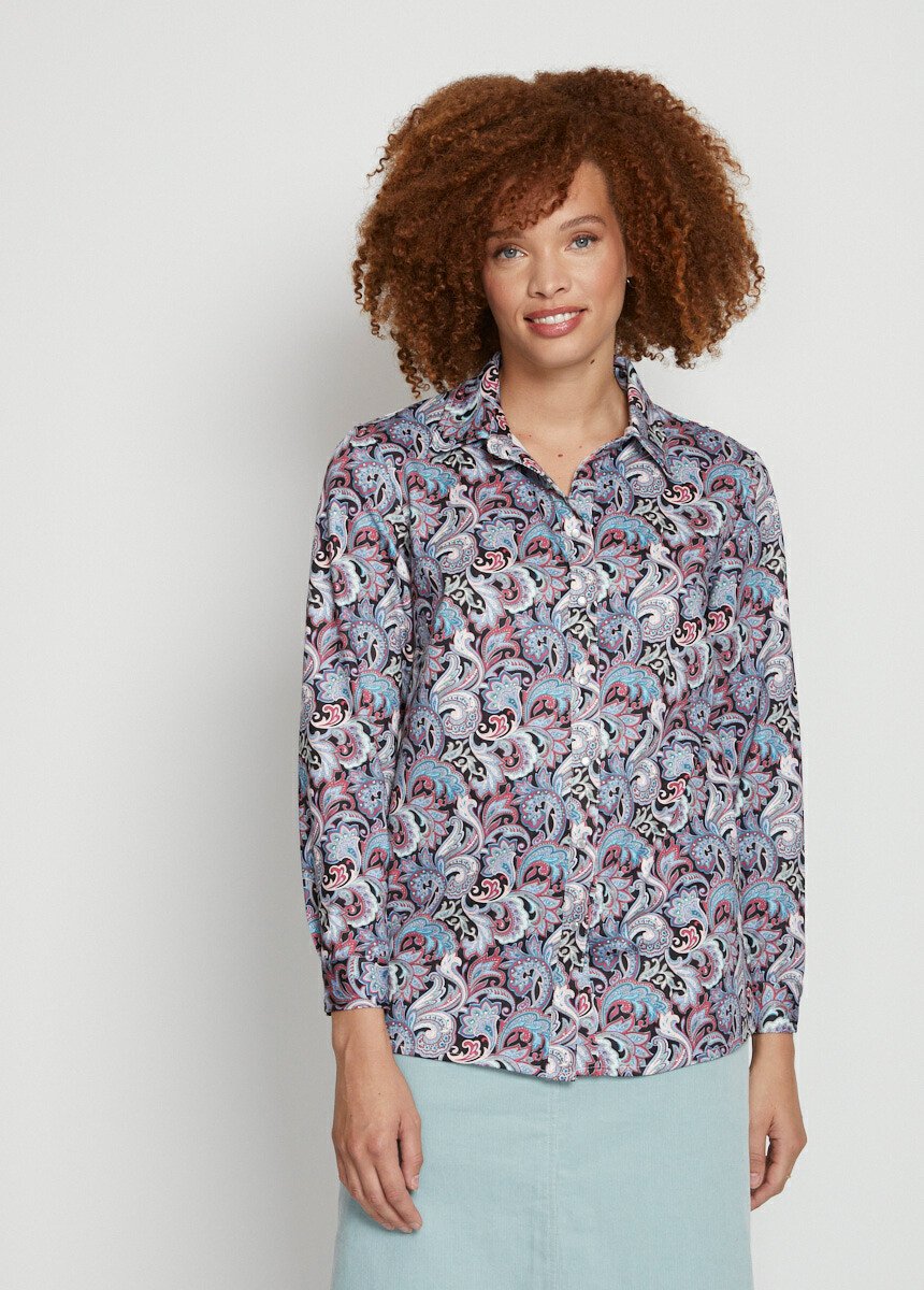 Lange_blouse_met_paisleyprint_en_drukknopen_Zwarte_achtergrond_FA1_slim