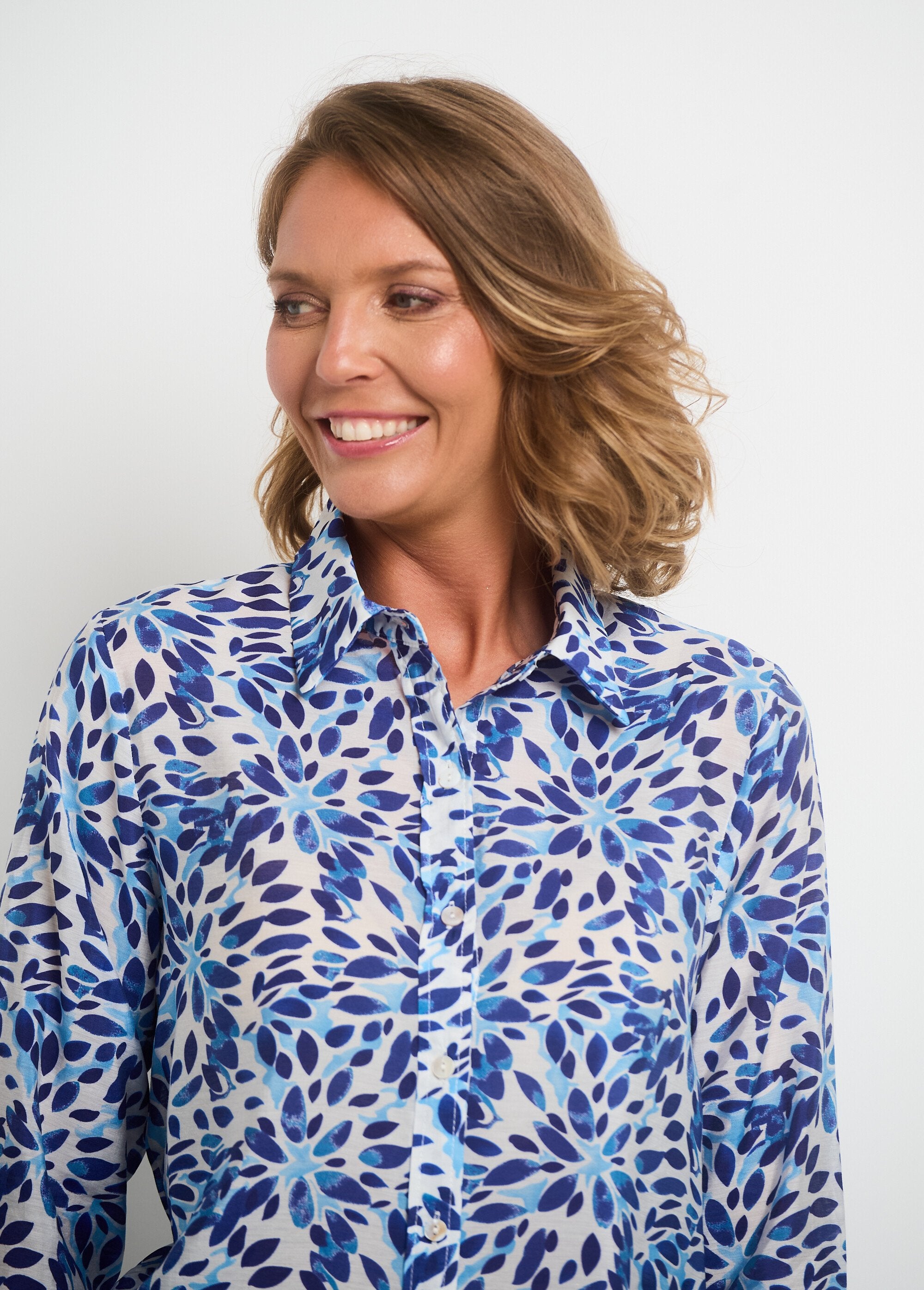 Lichtgewicht_blouse_met_bloemenprint_Bleu_et_blanc_DE1_slim