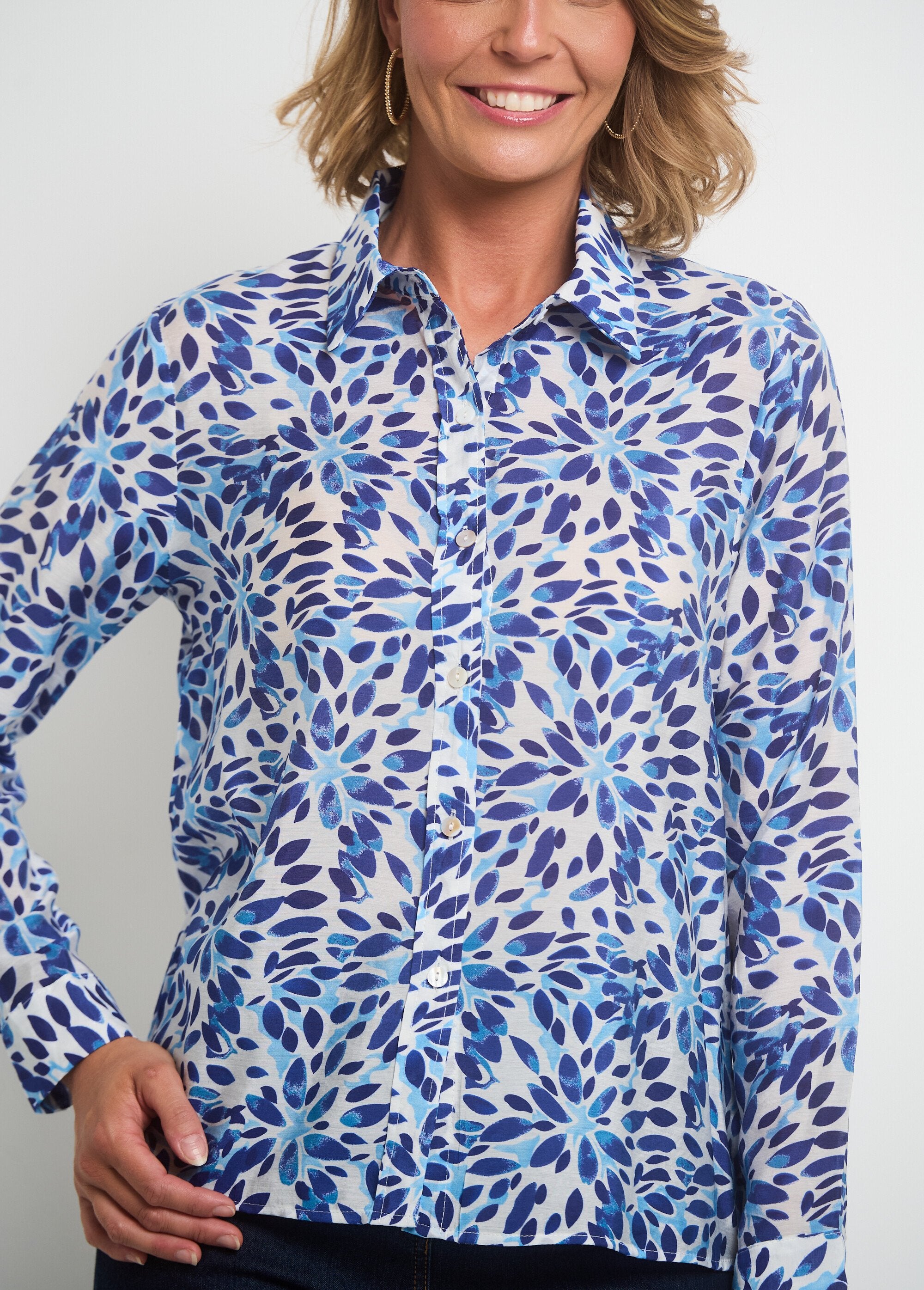 Lichtgewicht_blouse_met_bloemenprint_Bleu_et_blanc_DE2_slim