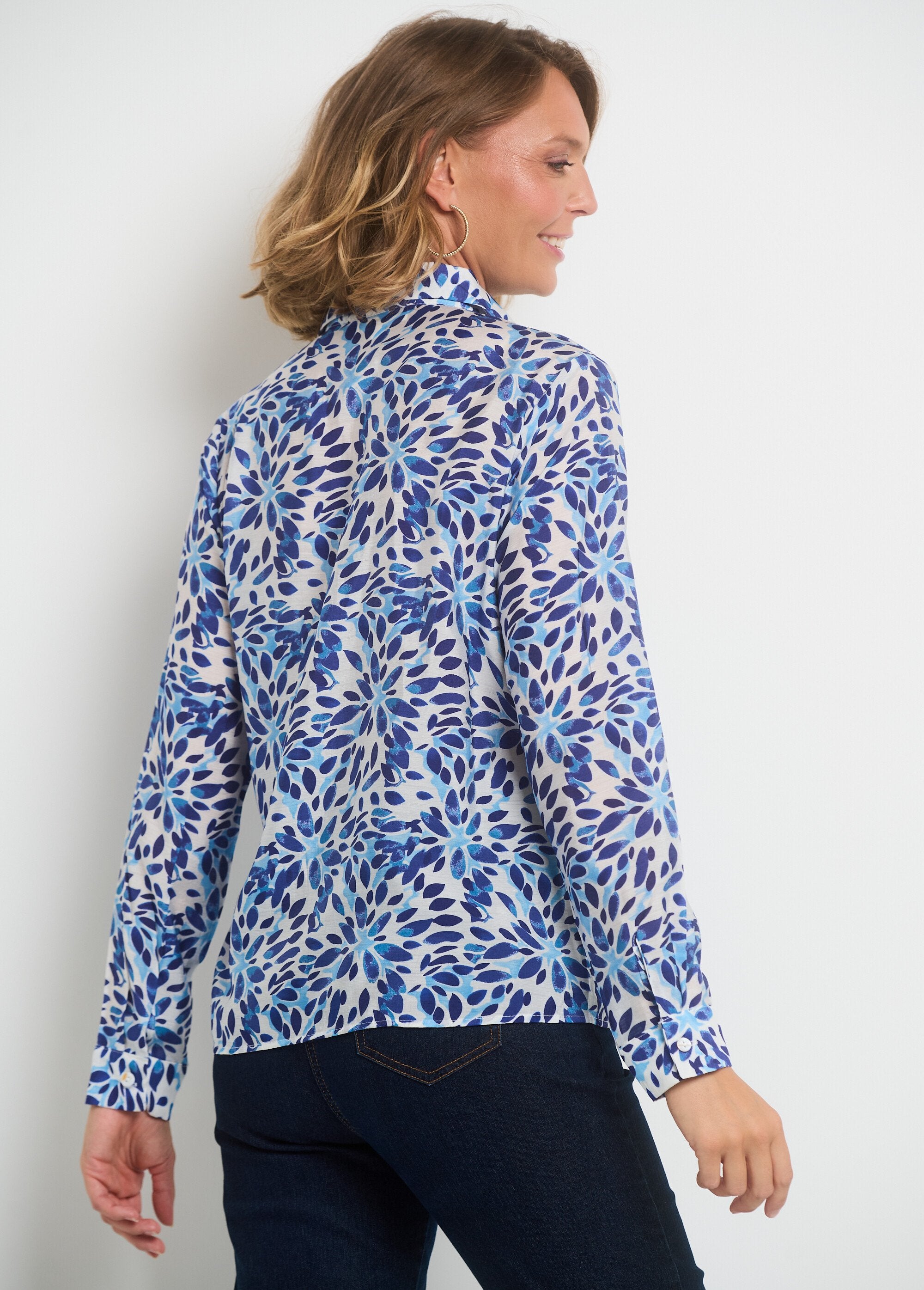 Lichtgewicht_blouse_met_bloemenprint_Bleu_et_blanc_DO1_slim