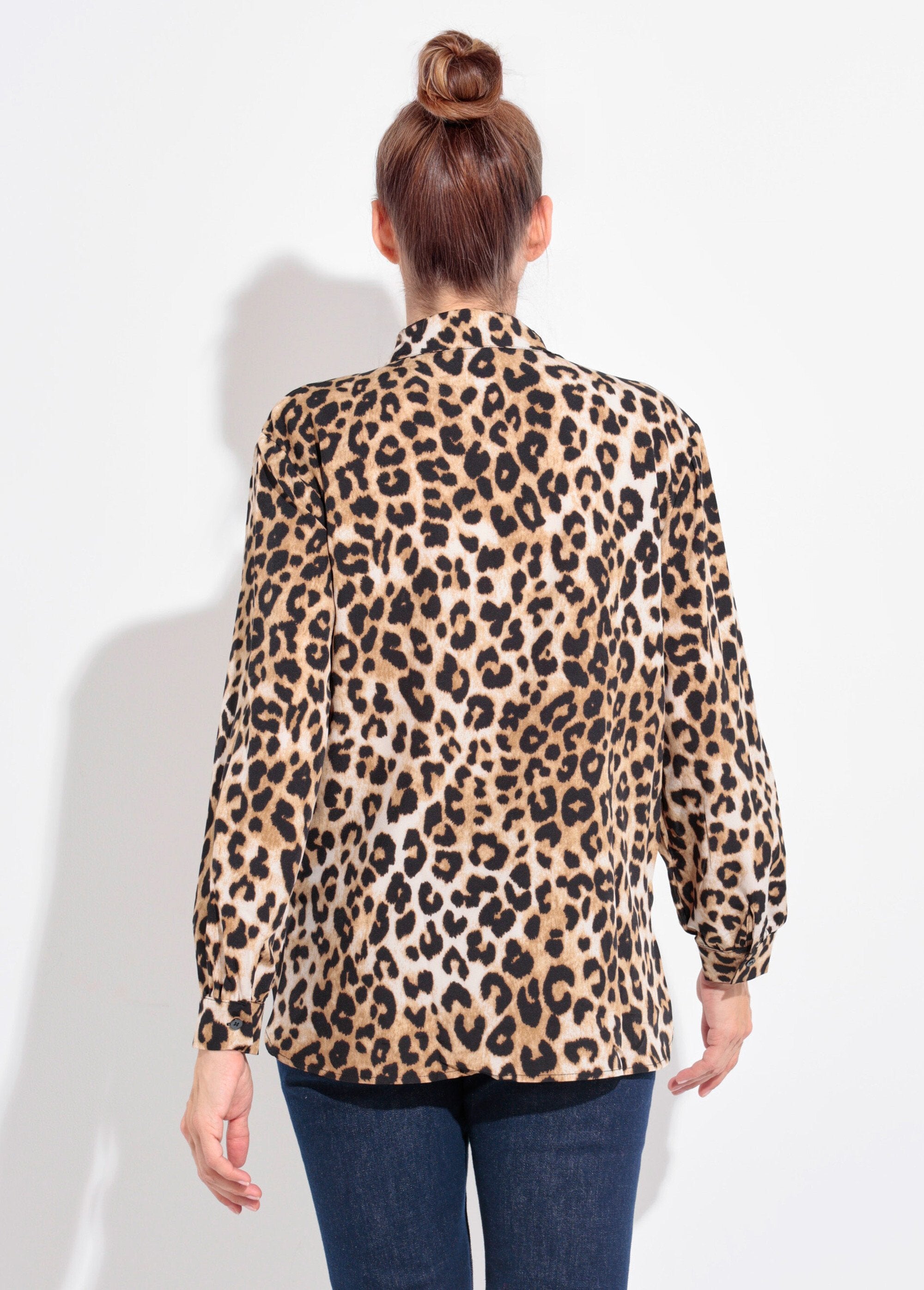 Vloeiende_luipaardblouse_met_tailorkraag_Leopard_DO1_slim