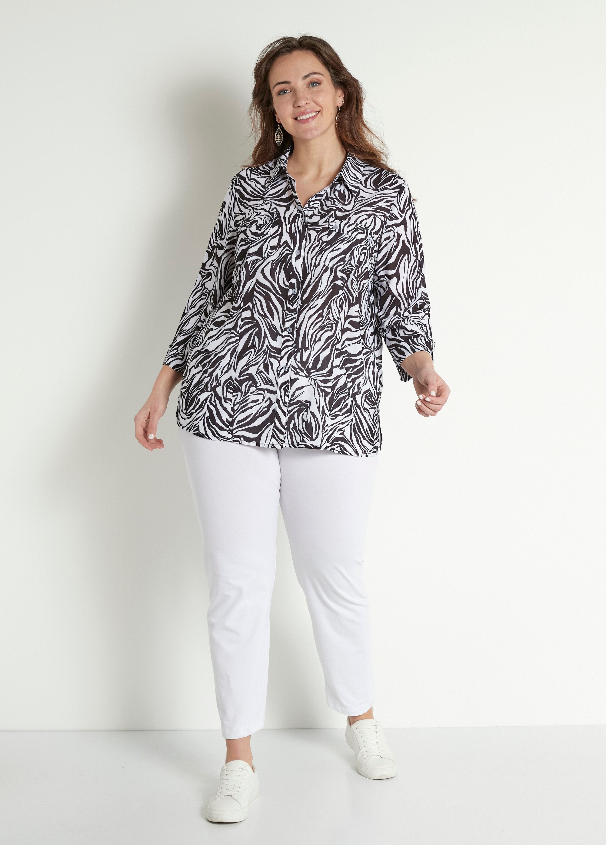 Lange_blouse_met_knoopsluiting,_3/4_mouwen,_dierenhuid_Noir_et_blanc_SF1_curvy