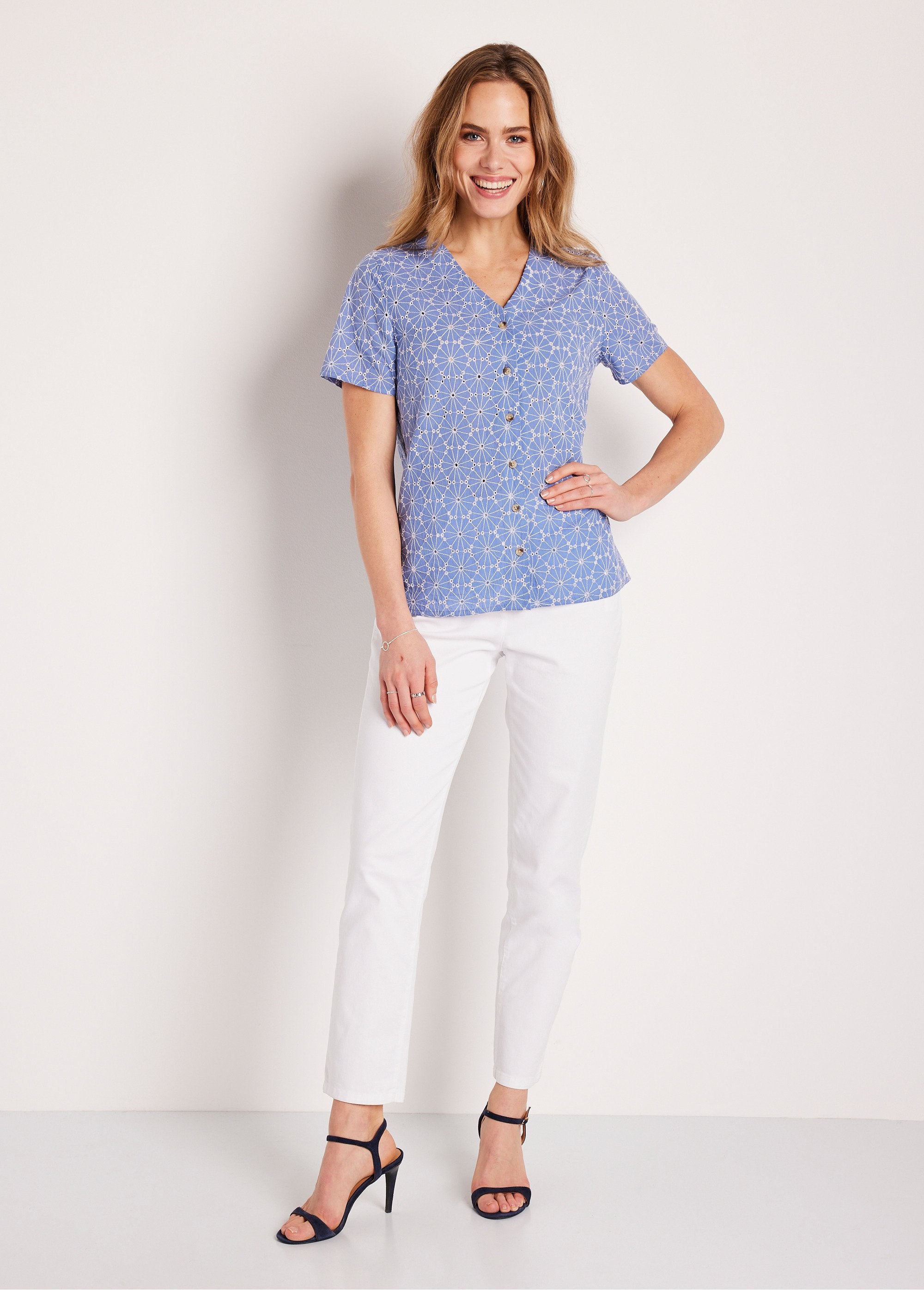 Lange_geborduurde_blouse_met_V-hals_Blauw_en_wit_SF1_slim