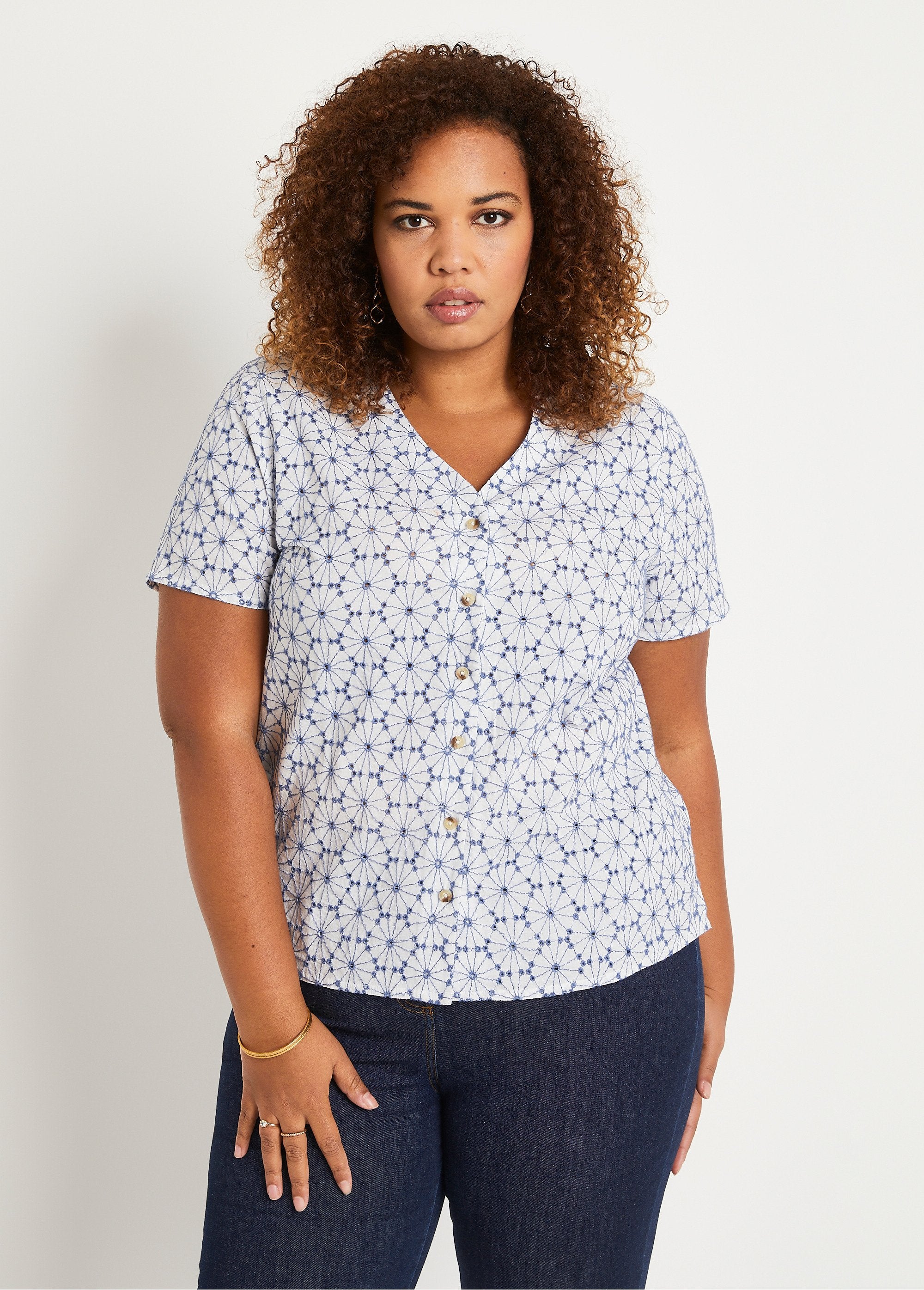 Lange_geborduurde_blouse_met_V-hals_wit_en_blauw_FA1_curvy