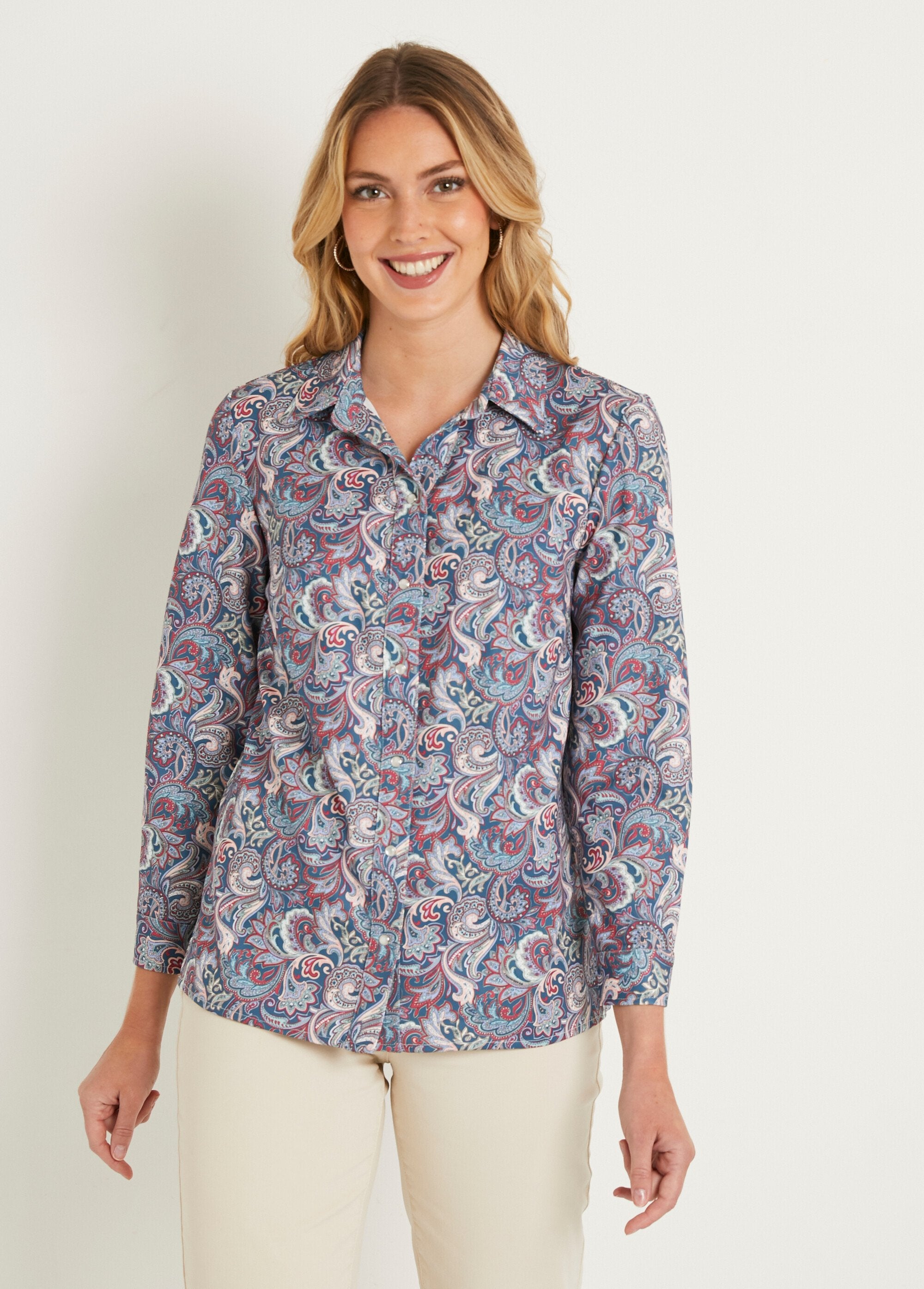 Lange_blouse_met_paisleyprint_en_drukknopen_Smaragdgroene_achtergrond_FA1_slim