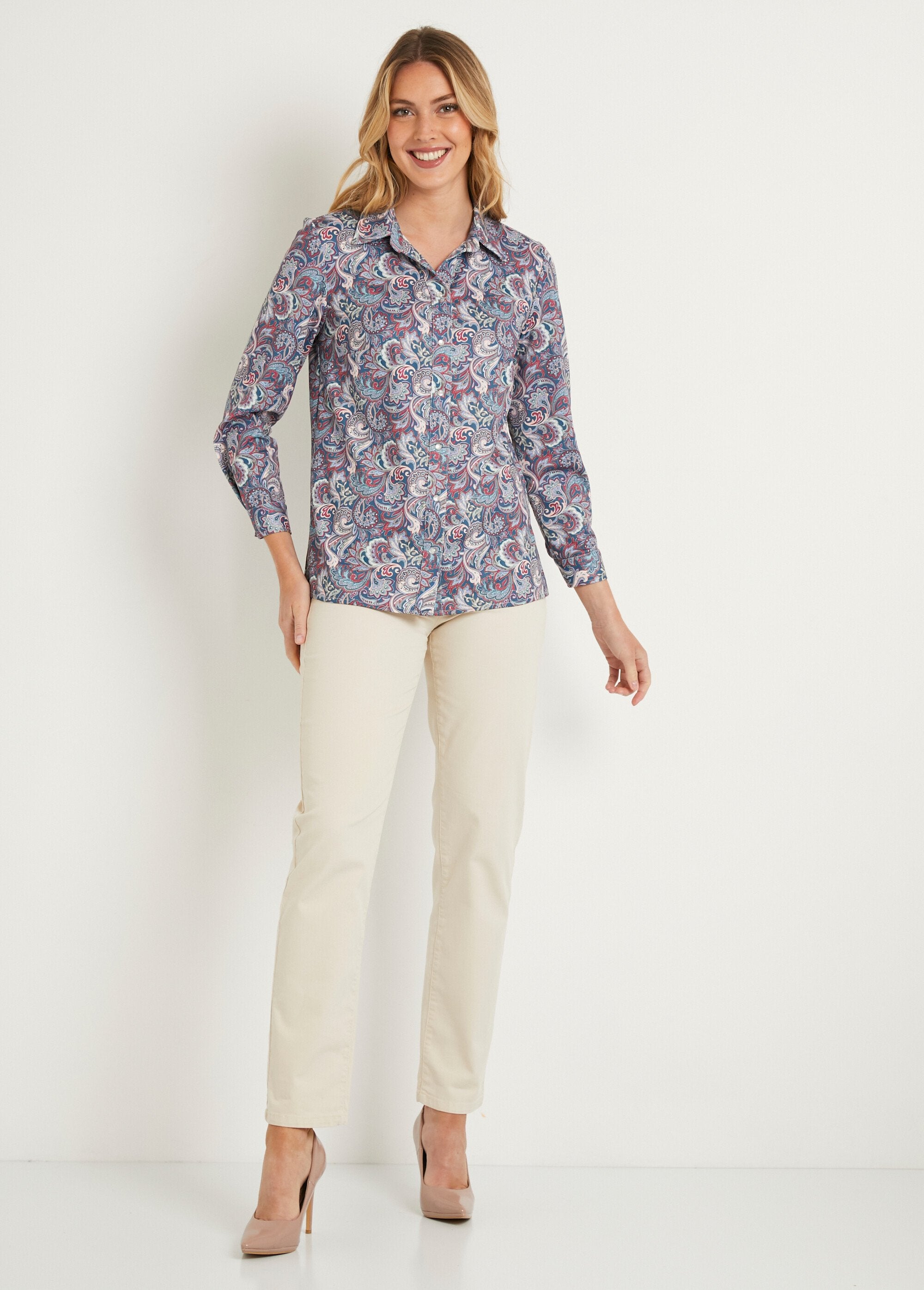 Lange_blouse_met_paisleyprint_en_drukknopen_Smaragdgroene_achtergrond_SF1_slim