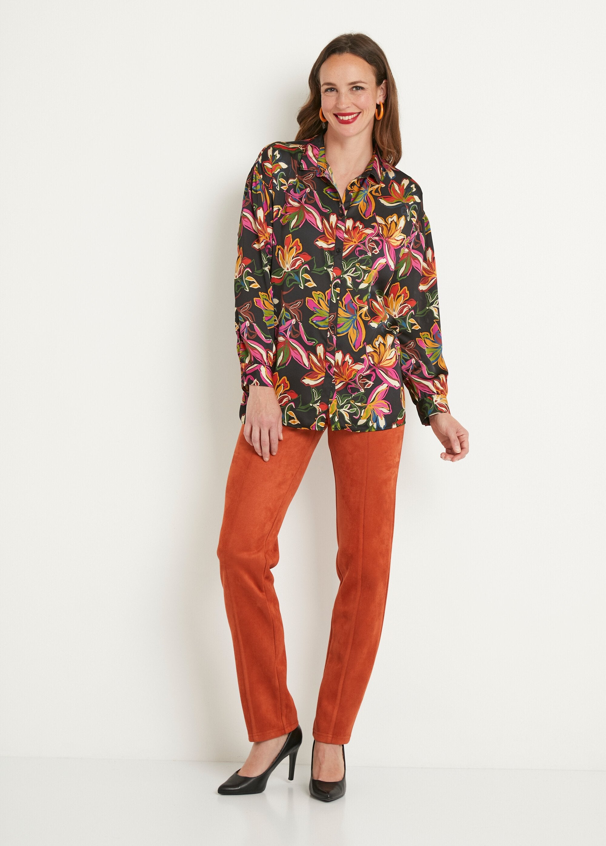 Gebloemde_satijnen_blouse_met_lange_mouwen_Noir_et_rose_SF1_slim