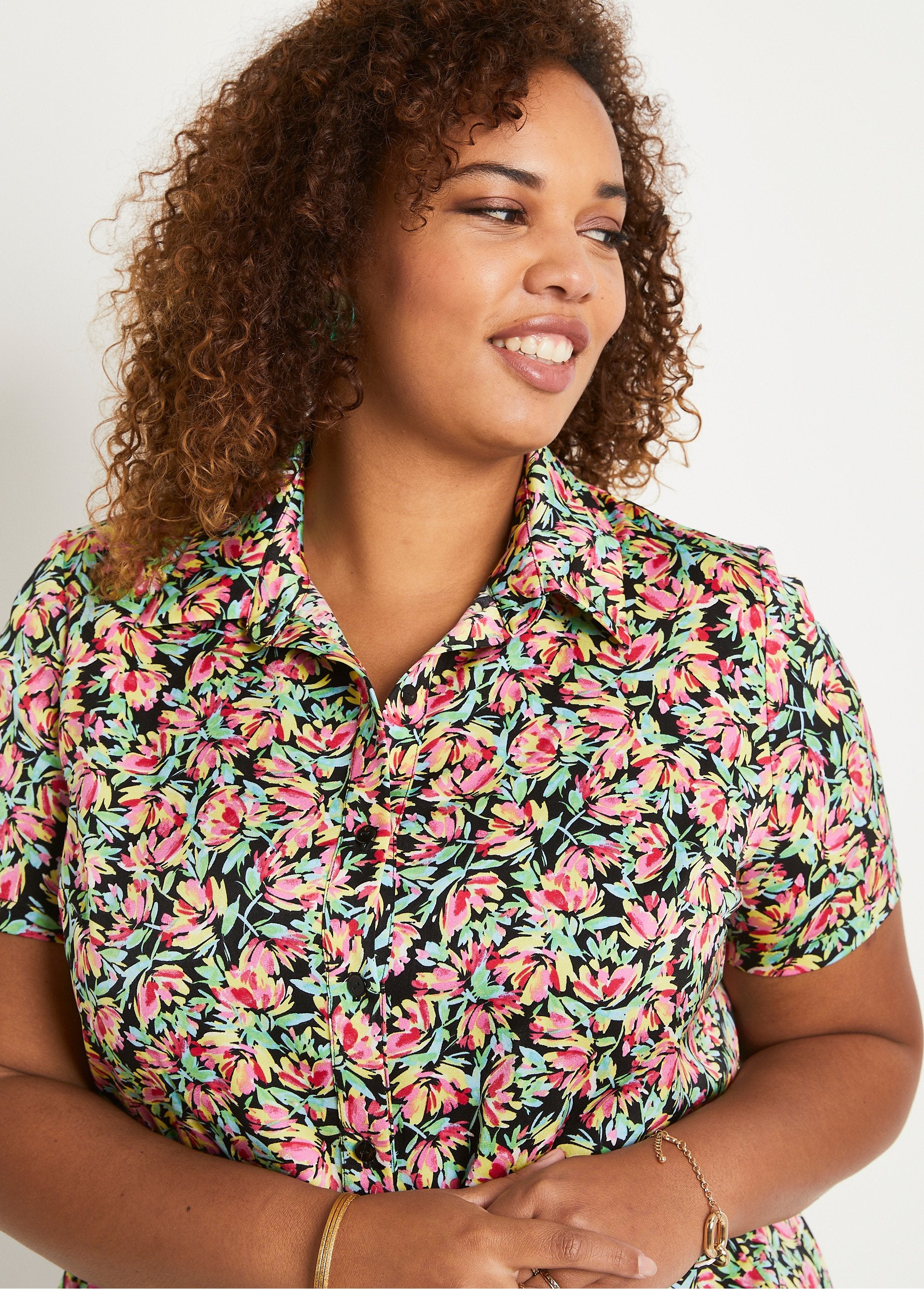 Gebloemde_satijnen_blouse_met_korte_mouwen_Groen_en_roze_DE1_curvy