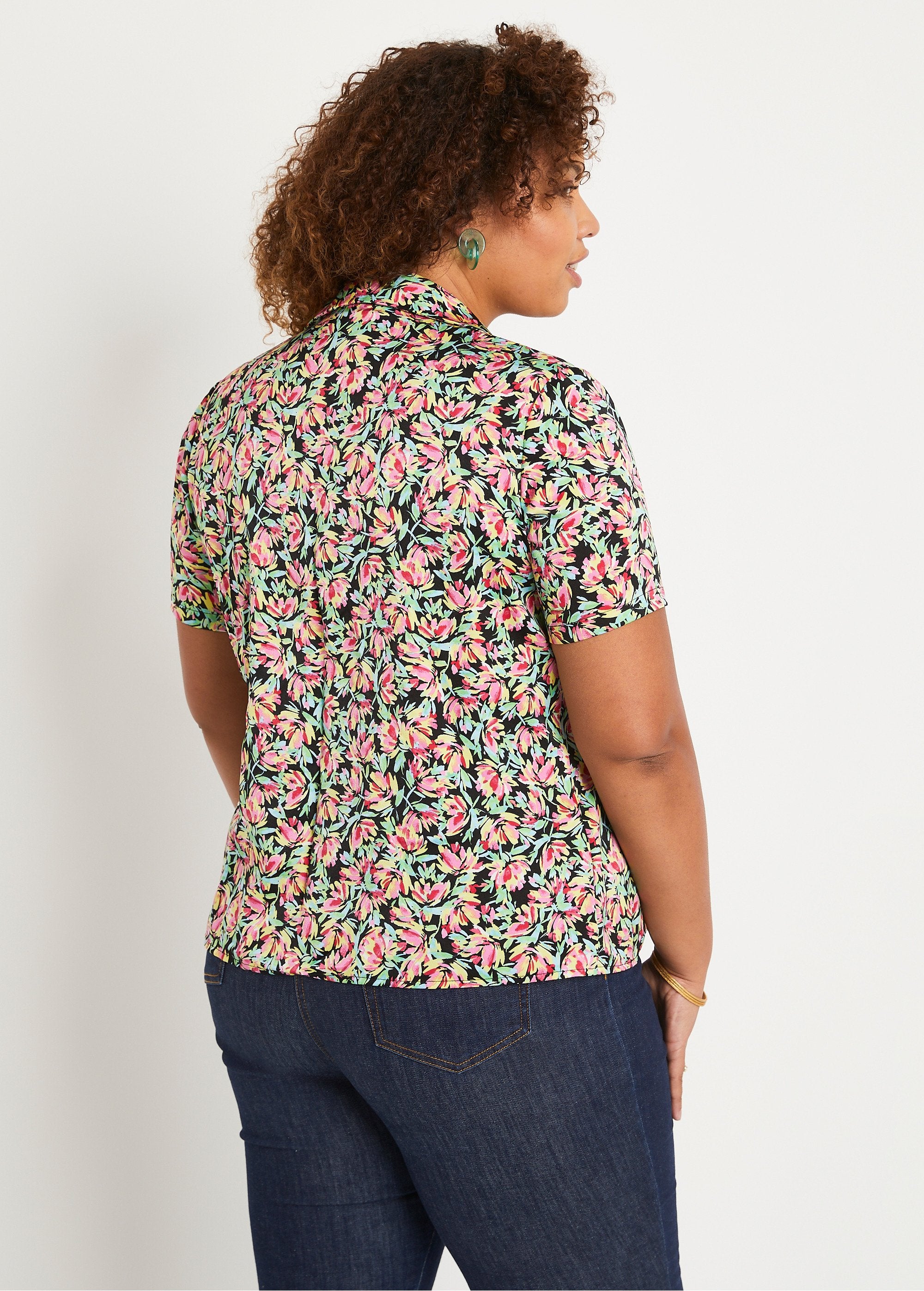 Gebloemde_satijnen_blouse_met_korte_mouwen_Groen_en_roze_DO1_curvy