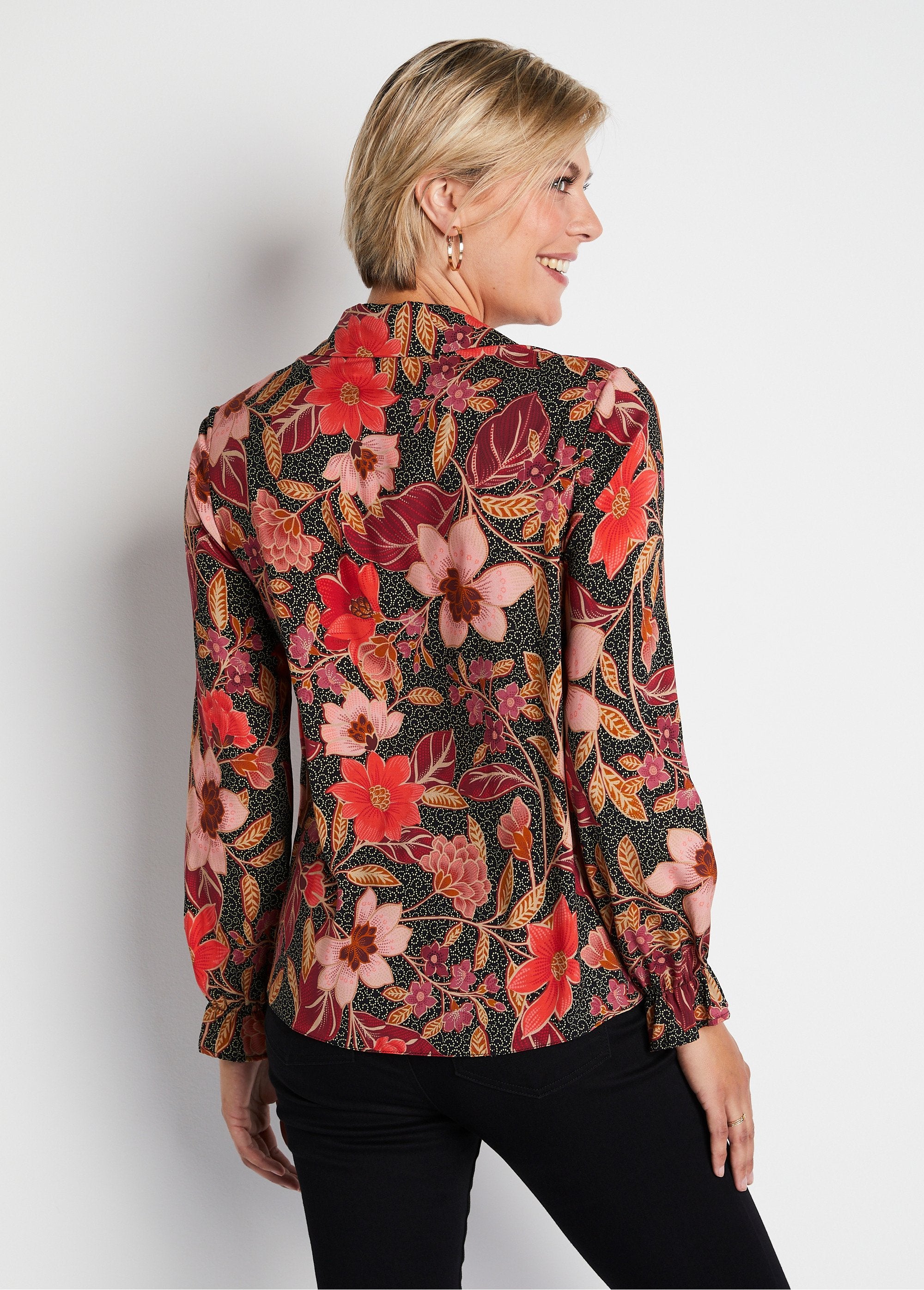 Gebloemde_blouse_met_lange_mouwen_Koraal_imp_DO1_slim