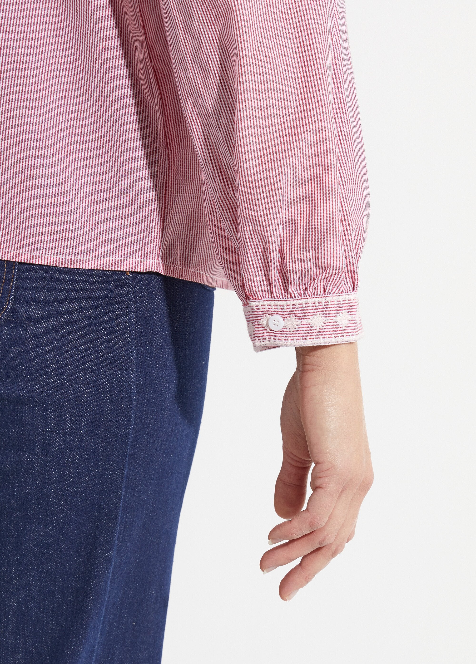 Gestreepte_blouse_met_ronde_hals_en_borduursel_Rouge_DE3_slim