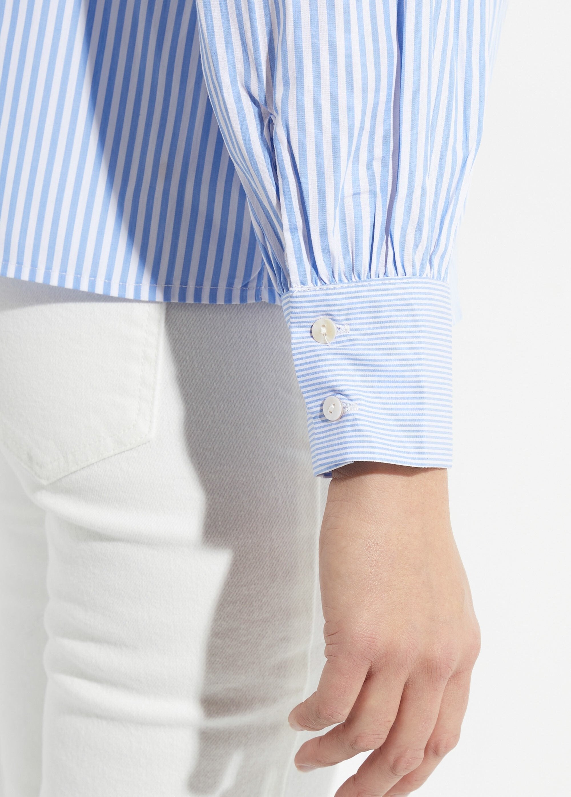 Gestreepte_blouse_met_opstaande_kraag_Bleu_raye_DE2_slim