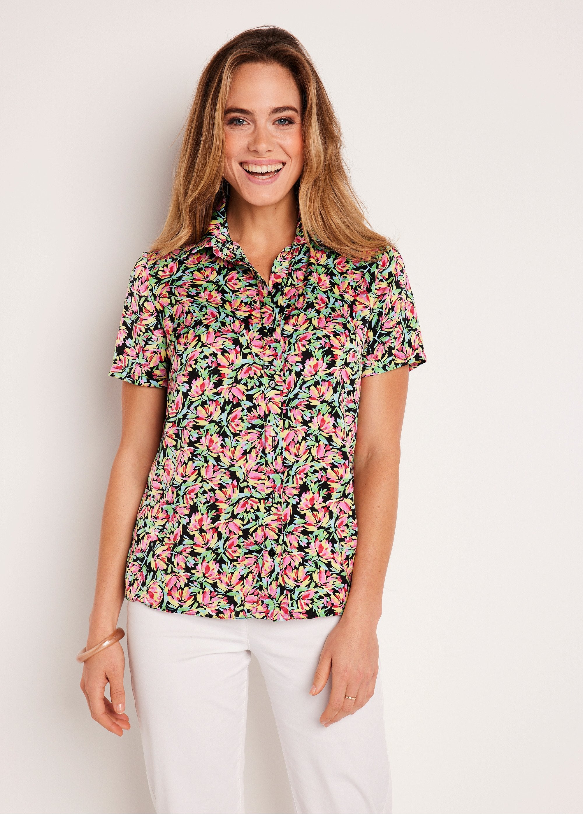 Gebloemde_satijnen_blouse_met_korte_mouwen_Groen_en_roze_FA1_slim