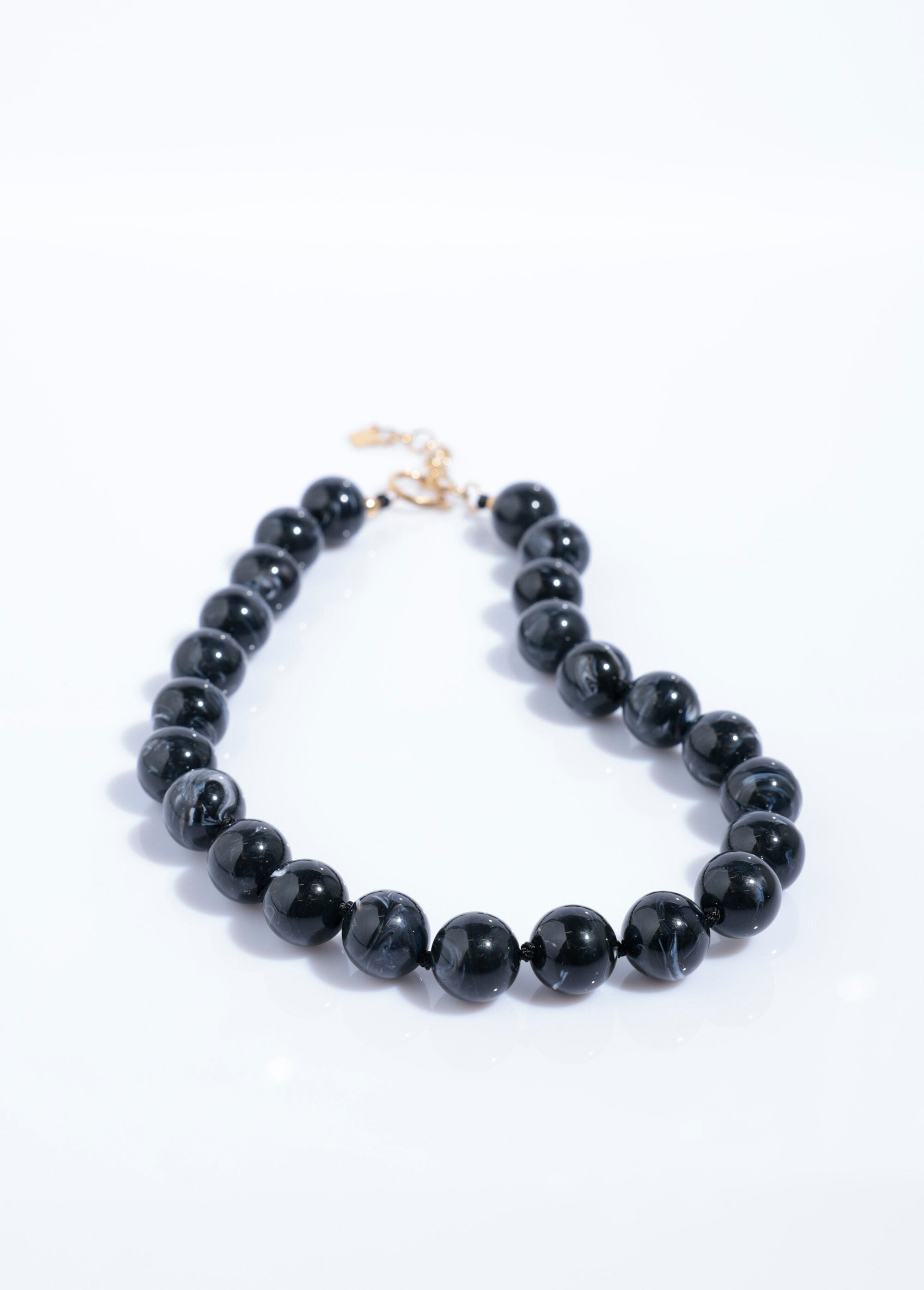Korte_gemarmerde_ronde_parelketting_Noir_DE1_slim