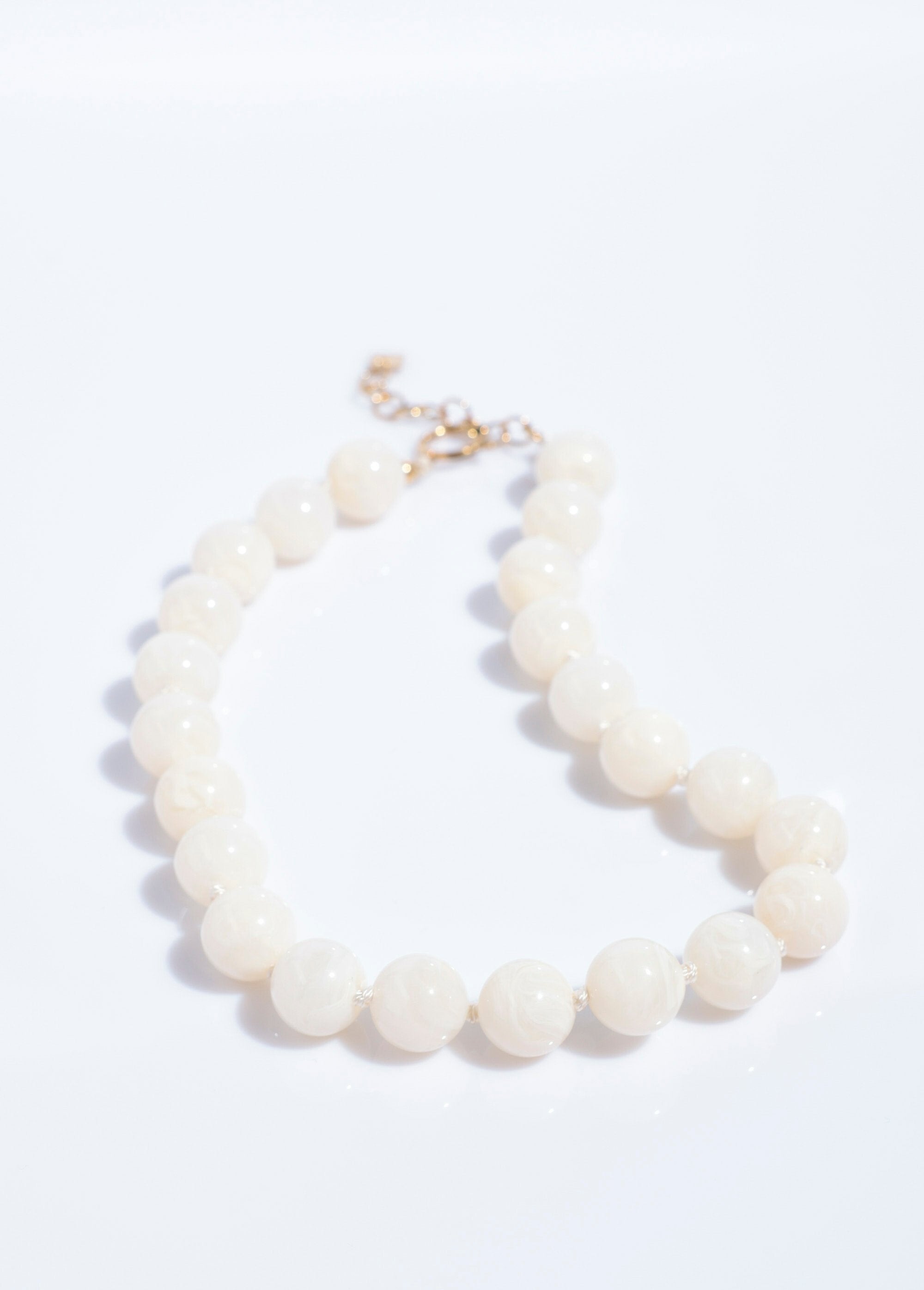 Korte_gemarmerde_ronde_parelketting_Ivoire_DE1_slim