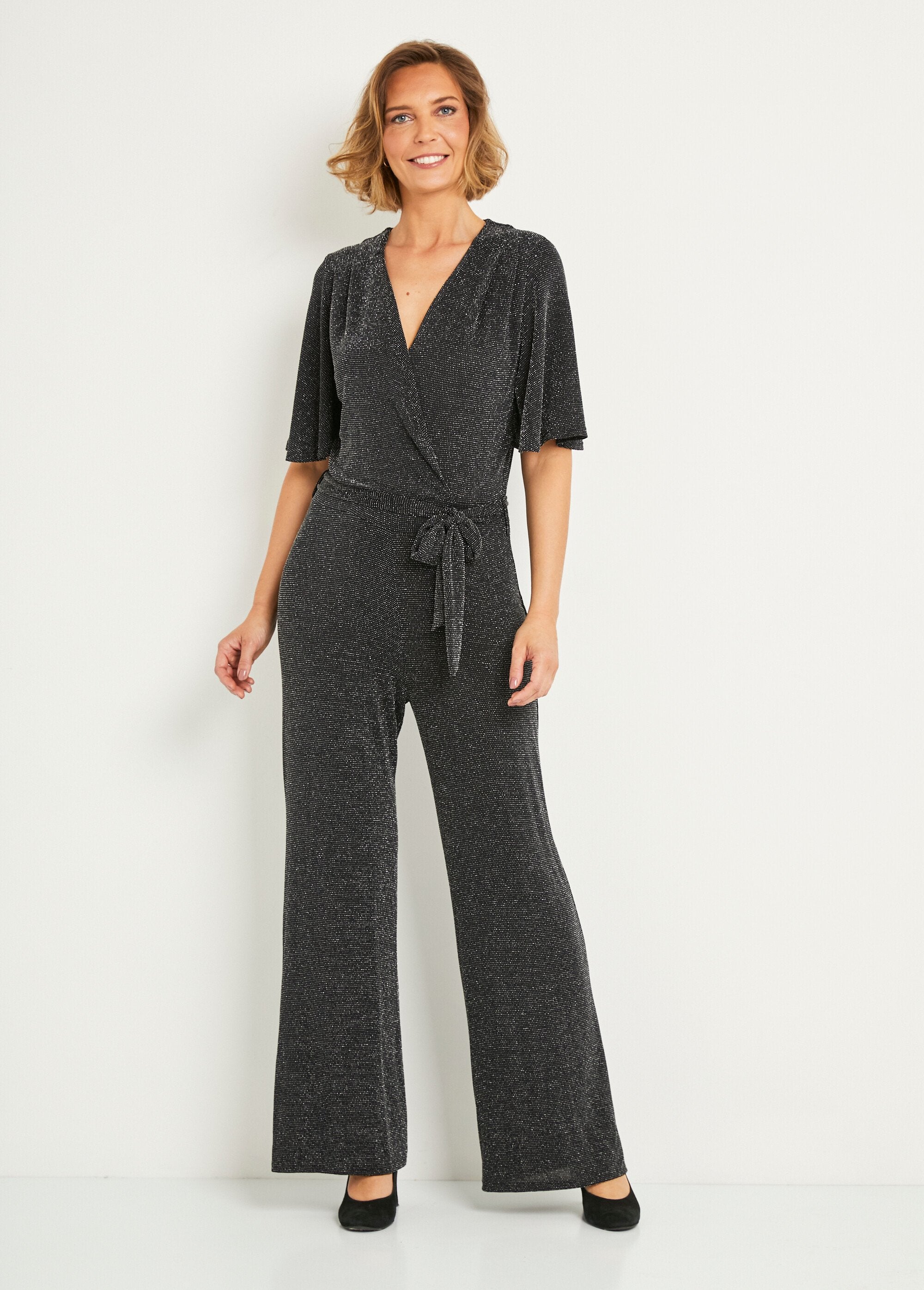 Jumpsuit_met_glanzende_wikkelbroek_Noir_FA1_slim